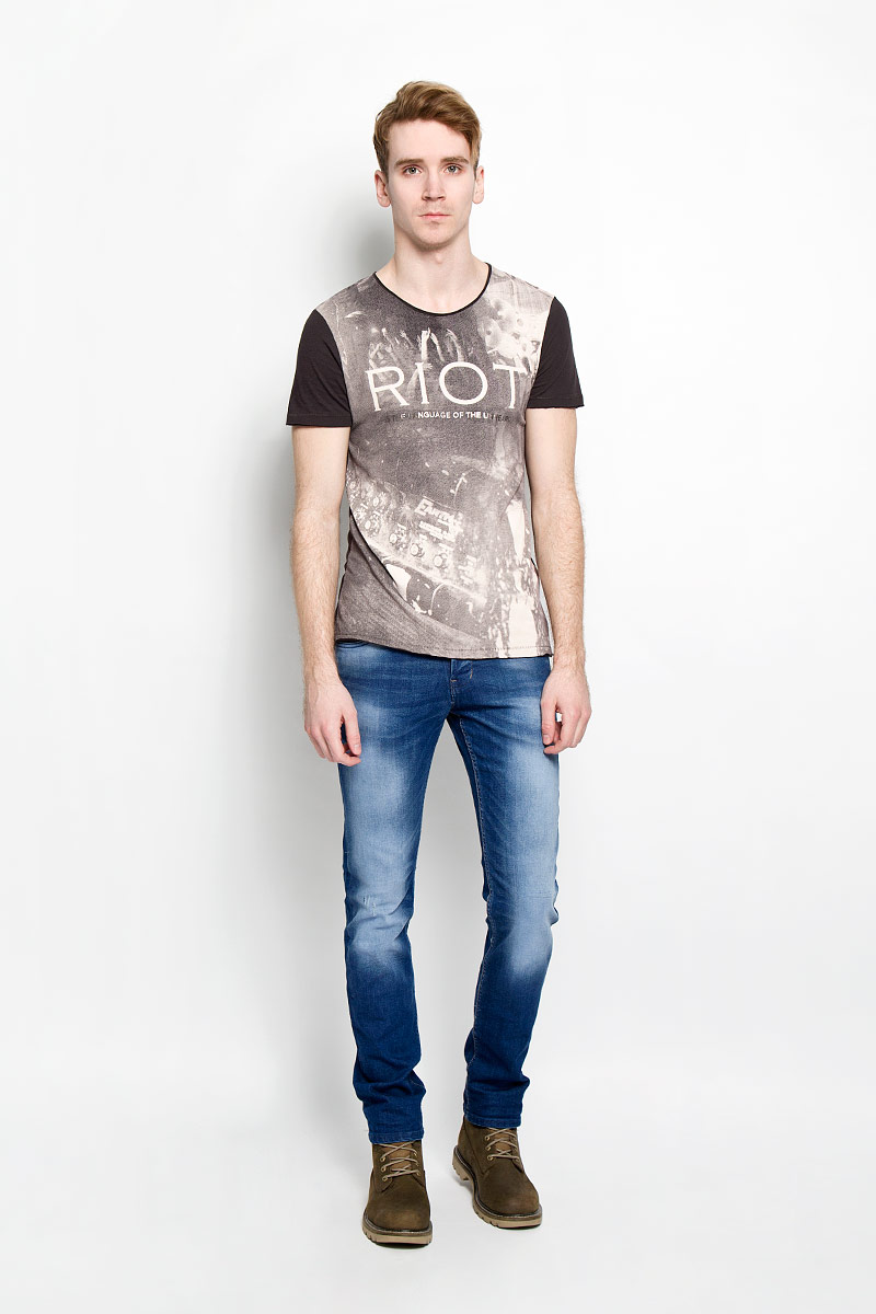 Джинсы мужские Tom Tailor Denim, цвет: синий. 6204152.00.12. Размер 33-34 (48/50-34)6204152.00.12 Джинсы мужские Tom Tailor Denim, цвет: синий. 6204152.00.12. Размер 33-34 (48/50-34)6204152.00.12Стильные мужские джинсы Tom Tailor Denim - джинсы высочайшего качества, которые прекрасно сидят. Модель слегка зауженного кроя и средней посадки изготовлена из высококачественного эластичного хлопка, не сковывает движения и дарит комфорт. Джинсы на талии застегиваются на металлическую пуговицу, а также имеют ширинку на металлических пуговицах и шлевки для ремня. Спереди модель дополнена двумя втачными карманами и одним накладным маленьким кармашком, а сзади - двумя большими накладными карманами. Изделие оформлено эффектом потертости. Эти модные и в тоже время удобные джинсы помогут вам создать оригинальный современный образ. В них вы всегда будете чувствовать себя уверенно и комфортно.