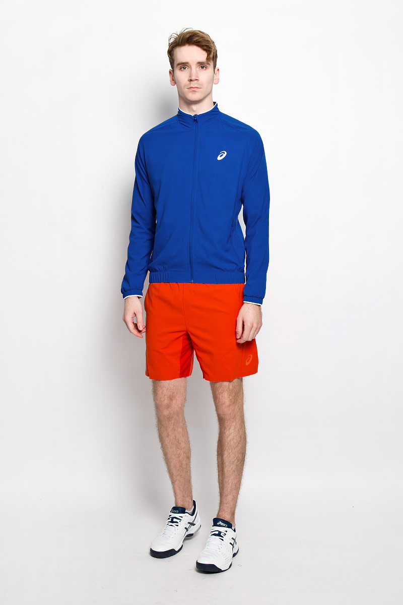 Куртка для тенниса мужская Asics Club Woven Jacket, цвет: синий. 130240-8107. Размер L (50/52)130240-8107 Куртка для тенниса мужская Asics Club Woven Jacket, цвет: синий. 130240-8107. Размер L (50/52)130240-8107Мужская куртка для тенниса Club Woven Jacket от Asics, изготовленная из полиэстера, специально разработана для спортивных и активных мужчин. Куртка с воротником-стойкой застегивается на застежку-молнию с ветрозащитным клапаном. По бокам модель дополнена двумя втачными карманами на застежках-молниях. На внутренней стороне размещаются два потайных накладных кармана. Спереди куртка оформлена светоотражающим логотипом. Понизу модель дополнена широкой резинкой, что поможет избежать проникновения ветра. Рукава дополнены манжетами на резинках. Стильная куртка будет удобна для выполнения разминки перед выходом на корт. Вы сразу будете готовы выиграть свое первое очко. А после напряженной игры она поможет вам избежать переохлаждения.