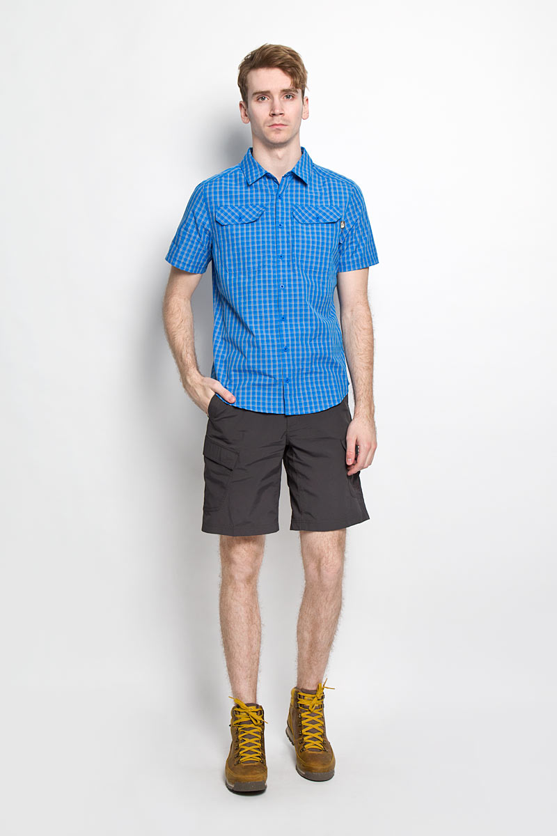 Рубашка мужская The North Face M S/S Pine Knot Shirt, цвет: синий. T0CD5YEZU. Размер XXL (52/54)T0CD5YEZU Рубашка мужская The North Face M S/S Pine Knot Shirt, цвет: синий. T0CD5YEZU. Размер XXL (52/54)T0CD5YEZUСтильная мужская рубашка The North Face M S/S Pine Knot Shirt, изготовленная из нейлона с полиэстером, необычайно мягкая и приятная на ощупь, не сковывает движения и позволяет коже дышать, обеспечивая наибольший комфорт. Рубашка со степенью защиты от ультрафиолета UPF50 подходит для путешествий и отдыха на природе.Модная рубашка с отложным воротником, закругленным низом и короткими рукавами застегивается на пластиковые пуговицы по всей длине изделия. Смещенные швы на плечах обеспечивают удобство ношения рюкзака. Модель оформлена принтом в клетку и дополнена накладными карманами с клапанами на пуговицах. Один из карманов украшен нашивкой логотипа бренда. Эта рубашка идеальный вариант для повседневного гардероба.Такая модель порадует настоящих ценителей комфорта и практичности!