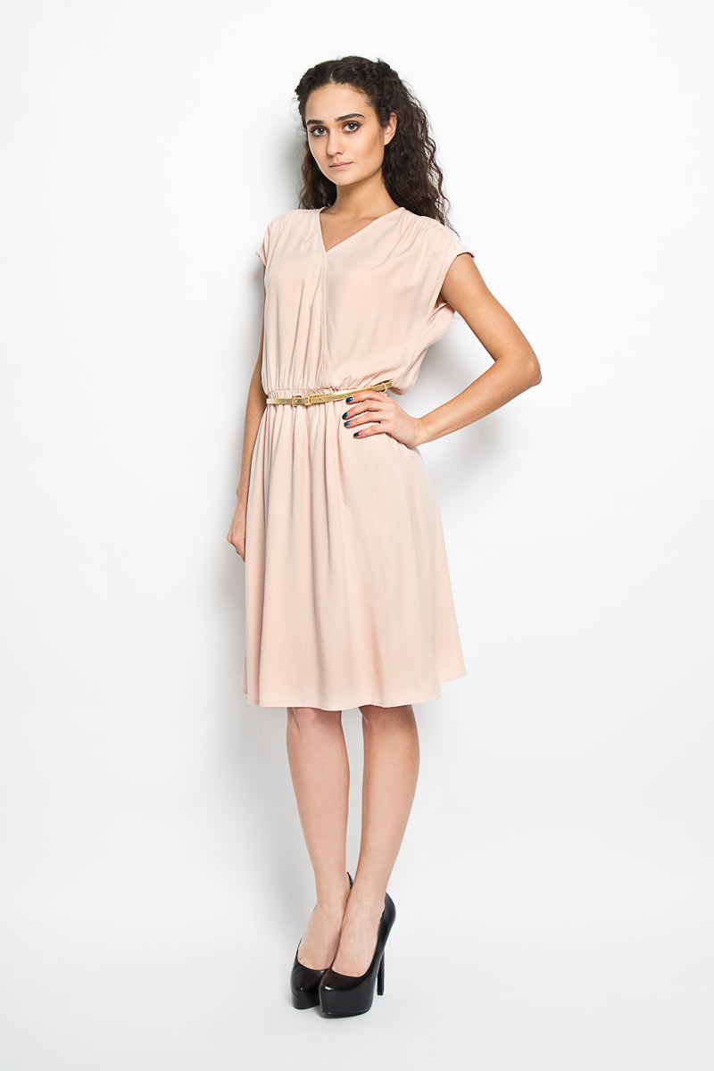 Платье Finn Flare, цвет: персиковый. S16-11074_314. Размер XL (50)S16-11074_314 Платье Finn Flare, цвет: персиковый. S16-11074_314. Размер XL (50)S16-11074_314Модное платье Finn Flare, изготовленное из вискозы, подарит вам ощущение праздника и комфорта. Модель средней длины с V-образным вырезом горловины и без рукавов. Спереди модель оформлена кокеткой, сборкой по линии талии и металлической нашивкой с названием бренда. Платье дополнено узким поясом золотистого цвета. В этом платье вы всегда будете чувствовать себя уверенно, оставаясь в центре внимания.