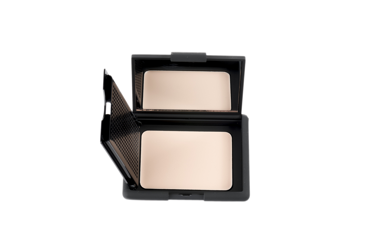 Nouba Основа под макияж матирующая Perfecta Face Primer 8мл15060 Nouba Основа под макияж матирующая Perfecta Face Primer 8мл15060Матирующая основа под макияж или же праймер - выравнивает цвет лица, скрывает неровности, визуально сужает поры и мелкие морщинки, дарит коже матовый эффект.Праймер делает кожу мягкой и шелковистой, обеспечивает стойкость макияжу, идеален для подготовки кожи перед нанесением тональной основы.Удобная компактная упаковка с зеркальцем и спонжем.