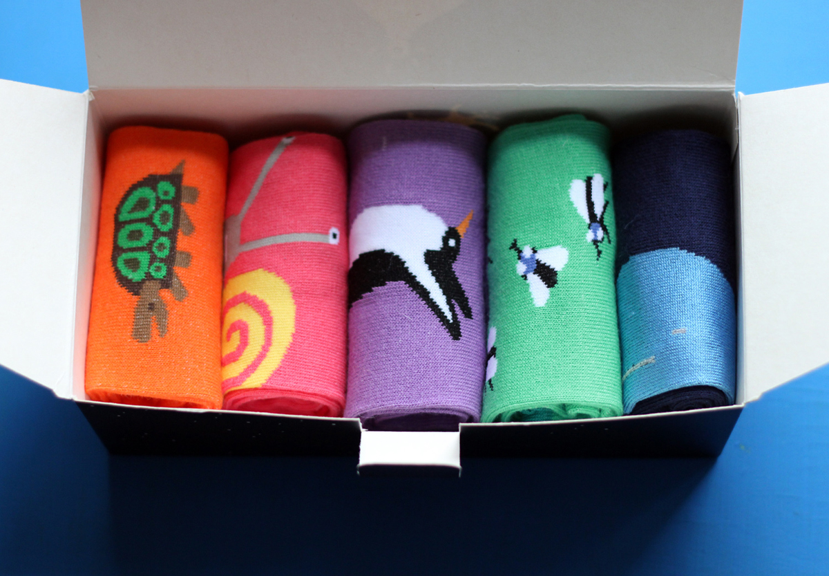 Носки женские Big Bang Socks, цвет: мультиколор, 5 пар. p01521. Размер 35/39p01521 Носки женские Big Bang Socks, цвет: мультиколор, 5 пар. p01521. Размер 35/39p01521Женские носки Big Bang Socks изготовлены из высококачественного хлопка с добавлением полиамидных и эластановых волокон, которые обеспечивают великолепную посадку. Носки отличаются ярким стильным дизайном. Удобная резинка идеально облегает ногу и не пережимает сосуды, усиленные пятка и мысок повышают износоустойчивость носка, а удлиненный паголенок придает более эстетичный вид. Дизайнерские носки Big Bang Socks - яркая деталь в вашем образе и оригинальный подарок для друзей и близких. В комплект входят пять пар носков с разными принтами.