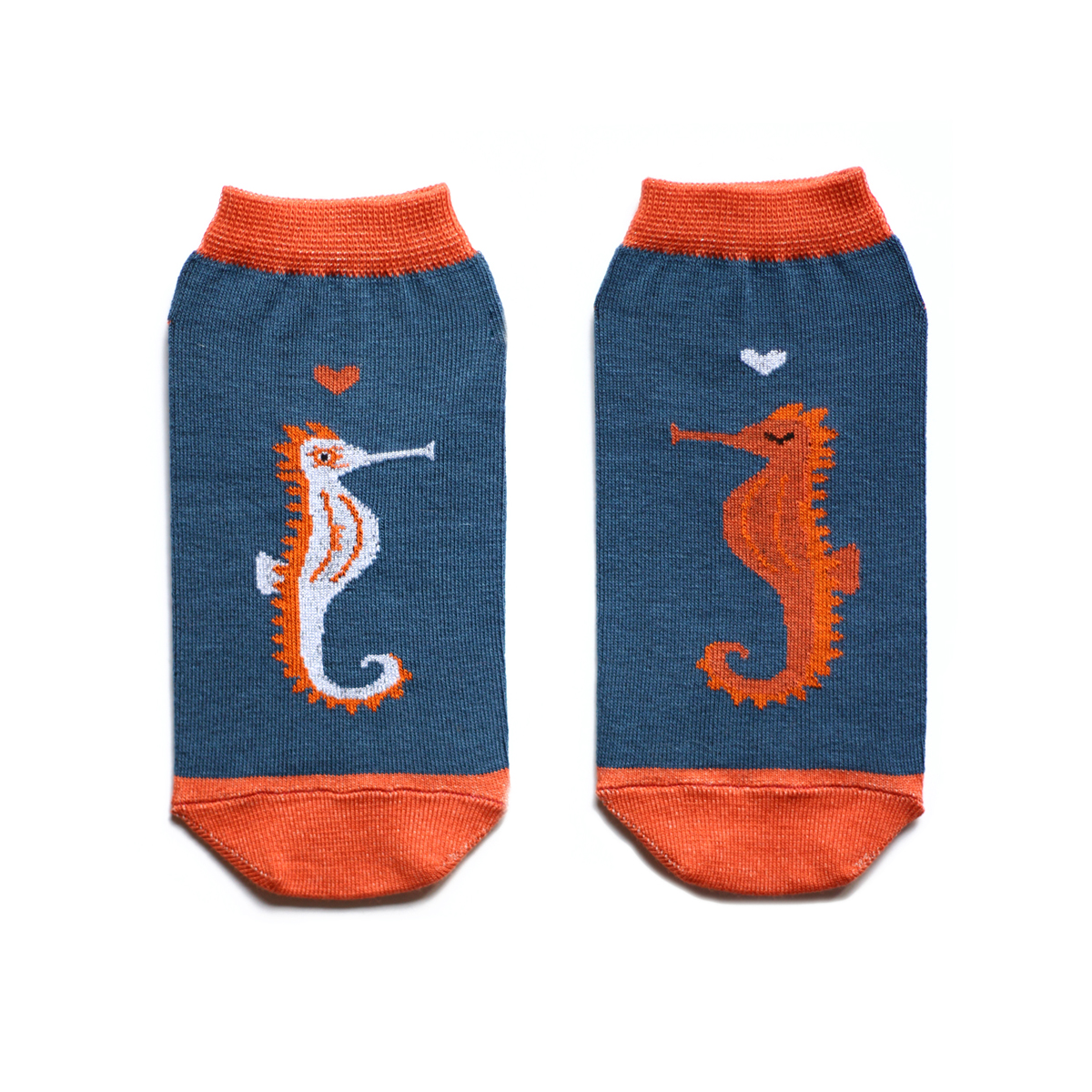 Носки мужские Big Bang Socks, цвет: синий, оранжевый. ca1932. Размер 40/44ca1932 Носки мужские Big Bang Socks, цвет: синий, оранжевый. ca1932. Размер 40/44ca1932Укороченные мужские носки Big Bang Socks изготовлены из высококачественного хлопка с добавлением полиамидных и эластановых волокон, которые обеспечивают великолепную посадку. Носки отличаются ярким стильным дизайном, они оформлены изображением морских коньков. Удобная резинка идеально облегает ногу и не пережимает сосуды, а усиленные пятка и мысок повышают износоустойчивость носка. Дизайнерские носки Big Bang Socks - яркая деталь в вашем образе и оригинальный подарок для друзей и близких.