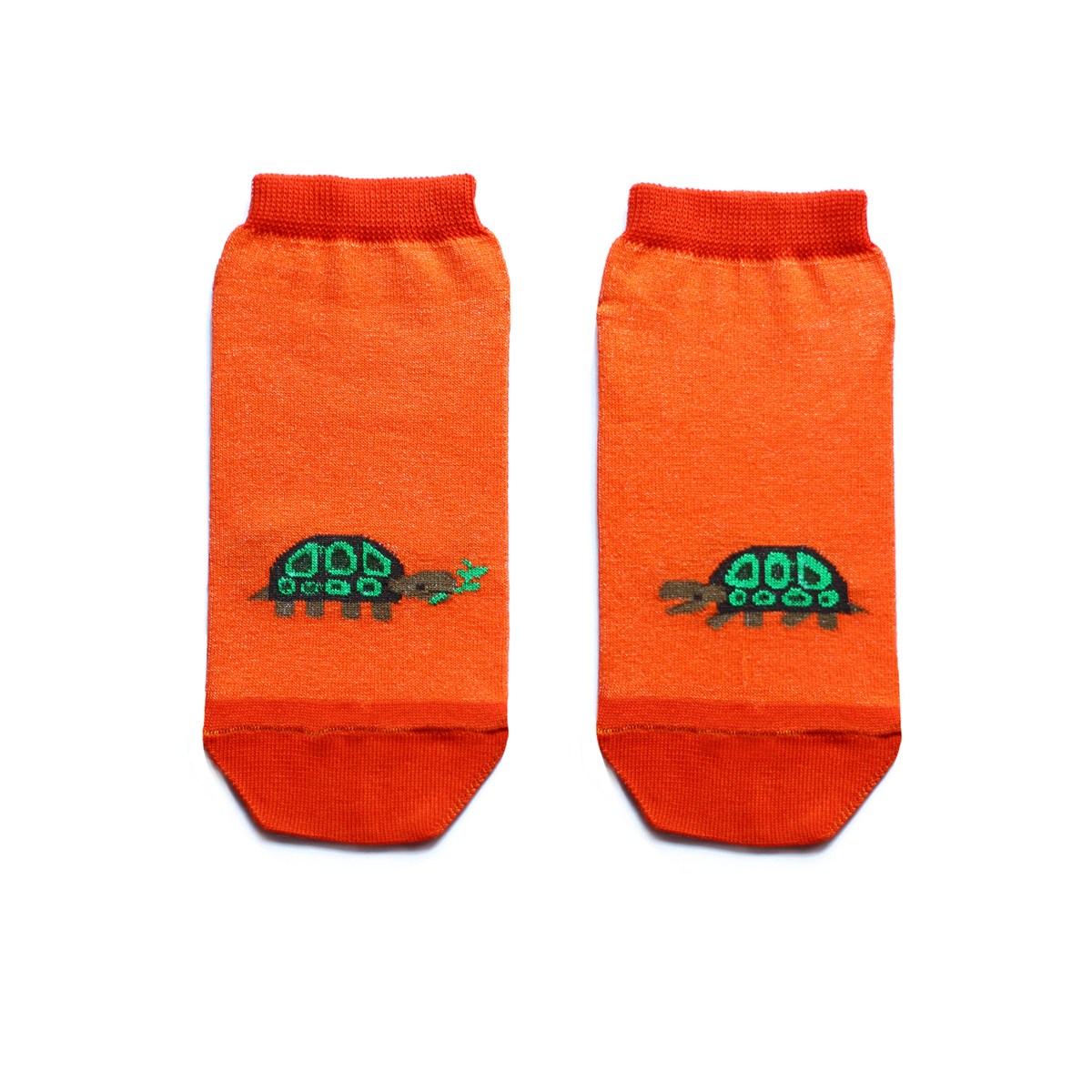 Носки женские Big Bang Socks, цвет: оранжевый, зеленый. ca1522. Размер 35/39ca1522 Носки женские Big Bang Socks, цвет: оранжевый, зеленый. ca1522. Размер 35/39ca1522Укороченные женские носки Big Bang Socks изготовлены из высококачественного хлопка с добавлением полиамидных и эластановых волокон, которые обеспечивают великолепную посадку. Носки отличаются ярким стильным дизайном, они оформлены изображением черепахи. Удобная резинка идеально облегает ногу и не пережимает сосуды, а усиленные пятка и мысок повышают износоустойчивость носка. Дизайнерские носки Big Bang Socks - яркая деталь в вашем образе и оригинальный подарок для друзей и близких.
