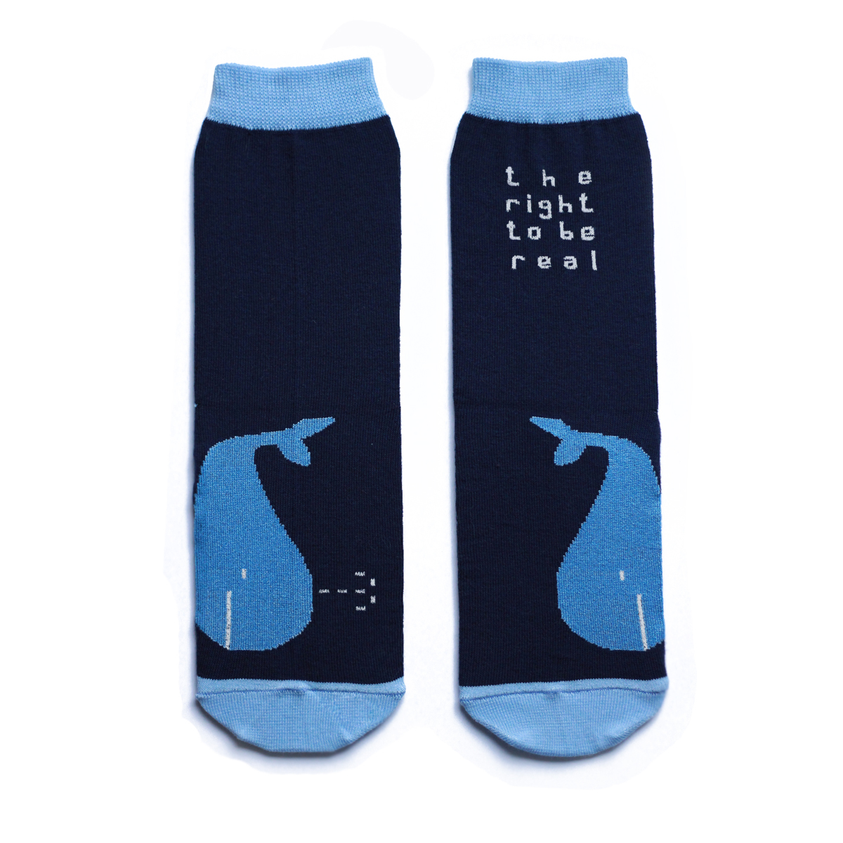 Носки мужские Big Bang Socks, цвет: темно-синий, голубой. ca1331. Размер 40/44ca1331 Носки мужские Big Bang Socks, цвет: темно-синий, голубой. ca1331. Размер 40/44ca1331Мужские носки Big Bang Socks изготовлены из высококачественного хлопка с добавлением полиамидных и эластановых волокон, которые обеспечивают великолепную посадку. Носки отличаются ярким стильным дизайном, они оформлены изображением кита и надписью: The right to be real. Удобная широкая резинка идеально облегает ногу и не пережимает сосуды, усиленные пятка и мысок повышают износоустойчивость носка, а удлиненный паголенок придает более эстетичный вид. Дизайнерские носки Big Bang Socks - яркая деталь в вашем образе и оригинальный подарок для друзей и близких.