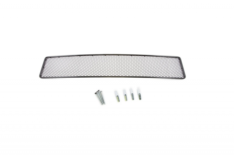 Сетка для защиты радиатора Novline-Autofamily, внешняя, для Ford Explorer (2012-2015)01-170312-15B Сетка для защиты радиатора Novline-Autofamily, внешняя, для Ford Explorer (2012-2015)01-170312-15BСетка для защиты радиатора Novline-Autofamily изготовлена из антикоррозионного материала, что гарантирует отсутствие ржавчины в процессе эксплуатации. Изделие устанавливается на штатную решетку переднего бампера автомобиля, защищая таким образом радиатор от попадания камней, крупных насекомых, мелких птиц. Простая установка делает это изделие необыкновенно удобным. В отличие от универсальных сеток, для установки которых требуется снятие бампера, то есть наличие специализированных навыков и дополнительного оборудования (подъемник и так далее), для установки этой сетки понадобится 20 минут времени и отвертка. Данный продукт разработан индивидуально под каждый бампер автомобиля. Внешняя защитная сетка радиатора полностью повторяет геометрию решетки бампера и гармонично вписывается в общий стиль автомобиля.