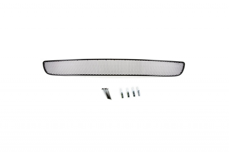 Сетка на бампер внешняя Novline-Autofamily, для VW Jetta 2010-201401-530510-15B Сетка на бампер внешняя Novline-Autofamily, для VW Jetta 2010-201401-530510-15BВ отличие от универсальных сеток, данный продукт разрабатывается индивидуально под каждый бампер автомобиля. Внешняя защитная сетка радиатора полностью повторяет геометрию решетки бампера и гармонично вписывается в общий стиль автомобиля. При создании продукта мы учли как потребности автомобилистов, для которых важна исключительно защитная функция, так и автолюбителей, которые ищут способы подчеркнуть или создать новый стиль своего авто. Функциональность, тюнинг, или и то, и другое? Выбор только за вами. Сетка для защиты радиатора изготовлена из антикоррозионного материала, что гарантирует отсутствие ржавчины в процессе эксплуатации. Простая установка делает этот продукт необыкновенно удобным. В отличие от универсальных сеток, для установки которых требуется снятие бампера, то есть наличие специализированных навыков и дополнительного оборудования (подъемник и так далее), для установки этого продукта понадобится 20 минут времени и отвертка.
