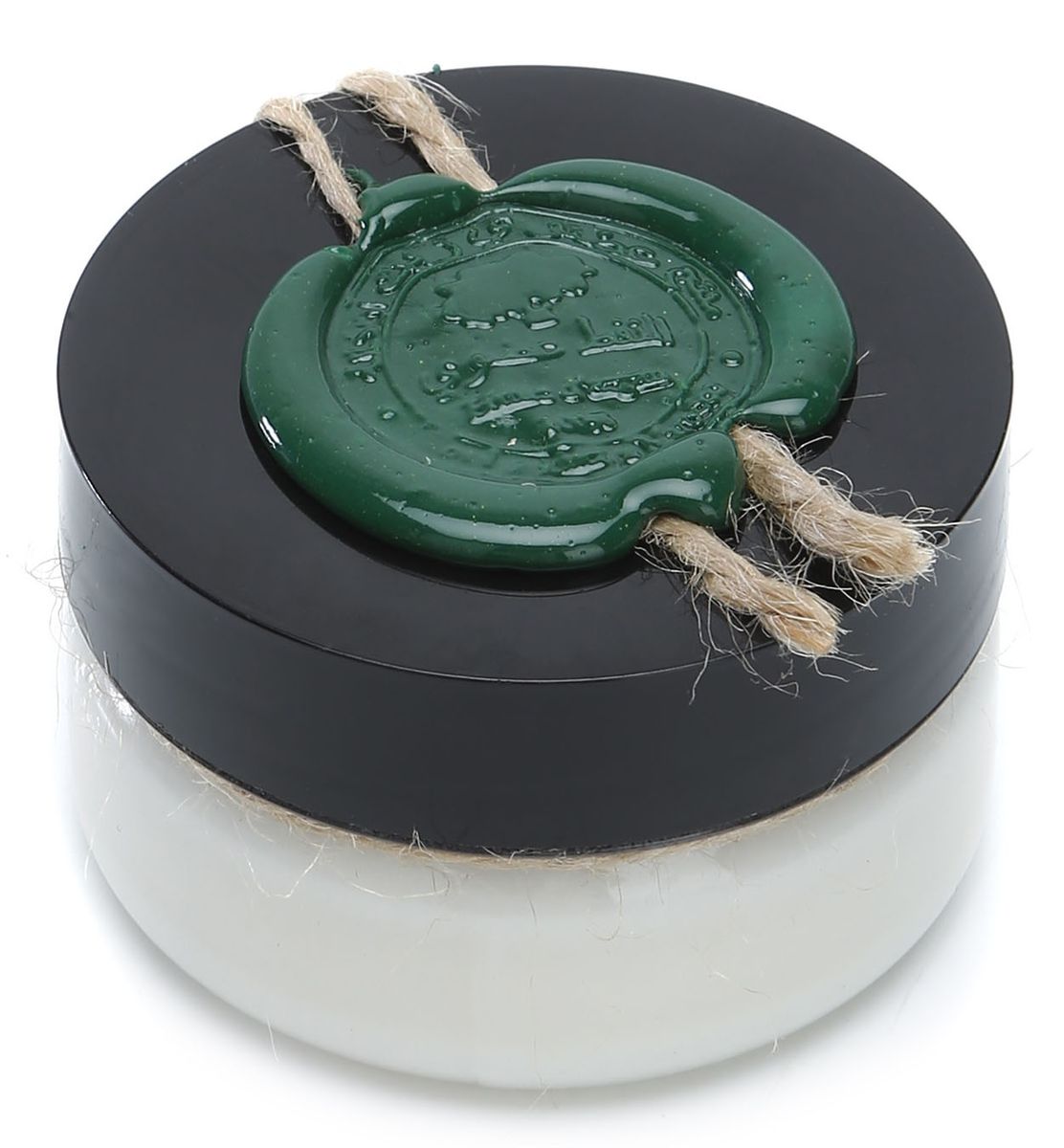 Huilargan Кокос масло, 100% органическое, 50 г2990000004154 Huilargan Кокос масло, 100% органическое, 50 г2990000004154Кокосовое масло не содержит холестерина - единственное масло, которое содержит 92% насыщенных жирных кислот, то есть не допускает образование свободных радикалов и транс жиров. Кокосовое масло устойчиво к разрушению и имеет большой срок годности. Оно устойчиво к действию света, воздуха и тепловой обработке. Более того, оно содержит большое количество антиоксидантов, что делает его лучшим маслом для сохранения и восстановления здоровья.Кокосовое масло просто незаменимо: при сухой, раздраженной и чувствительной коже; масло используется для лечения ран; эффективно при сухости и шелушении кожи, трещинах на локтях и пятках, ожогах; повышает упругость и эластичность кожи, прекрасно подходит для лечения и профилактики целлюлита; Предохраняет кожу от обвисания при стремительном похудении, в том числе после родов; До и после принятия солнечных ванн - оно создает устойчивый защитный слой; Для ухода за волосами - прекрасно увлажняет волосы и кожу головы, избавляет от перхоти и сечения. КОКОСОВОЕ МАСЛО ДЛЯ ЛИЦАБерете 1 грамм и наносите на кожу, масло начинает плавиться и впитываться, практически не оставляя жирных следов. Если кокосовое масло сушит вашу кожу, попробуйте наносить его на влажное лицо и эффект будет абсолютно другим!КОКОСОВОЕ МАСЛО ДЛЯ ВОЛОСКокосовое масло для волос лучше всего использовать в виде процедуры промасливания волос.Берете немного масла и равномерно распределяете его на волосы по всей длине от корней до самых кончиков. Если волосы жирные, то масло нужно наносить только на кончики волос Наносится масло на сухие волосы до их мытья, как минимум на час. Если волосы сильно ослаблены и истончены, то лучше всего его наносить перед сном на всю ночь для усиления лечебного эффекта. Иногда рекомендуется, замотать голову теплым полотенцем, чтобы усилить лечебный эффект. Смывается масло достаточно просто обыкновенным шампунем.Делать такую процедуру можно 1 раз в неделю.Нерафинированное масло кокоса укрепляет, питает и стимулирует рост волос.Это одно их тех масел, которые способны проникать в сам стержень волос, удерживать в нем влагу и кератин. За счет этого восстанавливается структура сухих и истощенных волос, которые были подвержены воздействию ветра, солнца, моря и разнообразных косметических средств. Оно по настоящему делает волосы красивыми и мягкими, даже в таком сложном случае, как повреждения после химической завивки и окраски.Кокосовое масло является прекрасным средством для закрепления цвета и придания волосам сияющей красоты после окрашивания хной или басмой.За счет своих антимикробных и противогрибковых свойств, кокосовое масло помогает избавиться от перхоти, естественно и очень быстро!ПРОТИВ РАСТЯЖЕКМягко втирайте масло в живот, это предотвратит появление растяжек