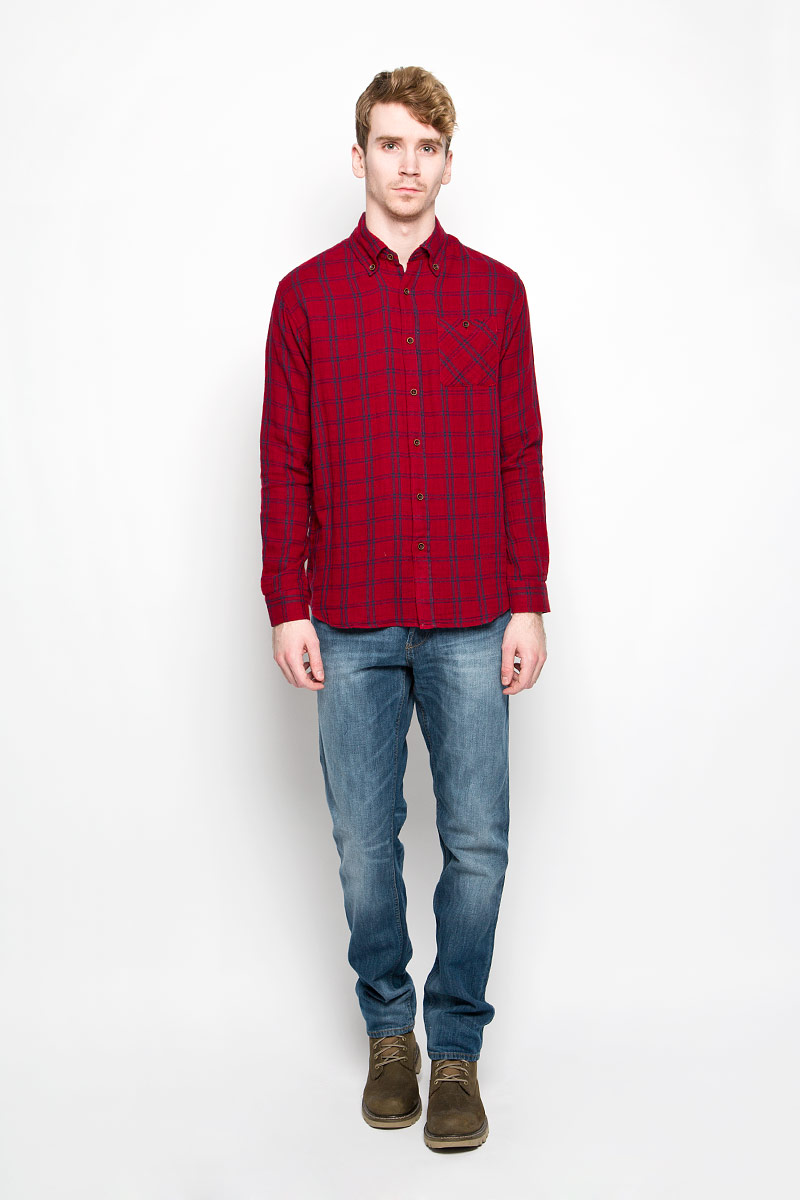 Рубашка мужская Lee Cooper, цвет: красный, синий. M19001_0121. Размер M (46)M19001_0121 Рубашка мужская Lee Cooper, цвет: красный, синий. M19001_0121. Размер M (46)M19001_0121Мужская рубашка Lee Cooper, выполненная из натурального хлопка, идеально дополнит ваш образ. Материал мягкий и приятный на ощупь, не сковывает движения и позволяет коже дышать.Рубашка классического кроя с длинными рукавами и отложным воротником застегивается на пуговицы по всей длине. Края воротника и манжеты на рукавах также застегиваются на пуговицы. На груди модель дополнена накладным карманом.Такая модель будет дарить вам комфорт в течение всего дня и станет стильным дополнением к вашему гардеробу.