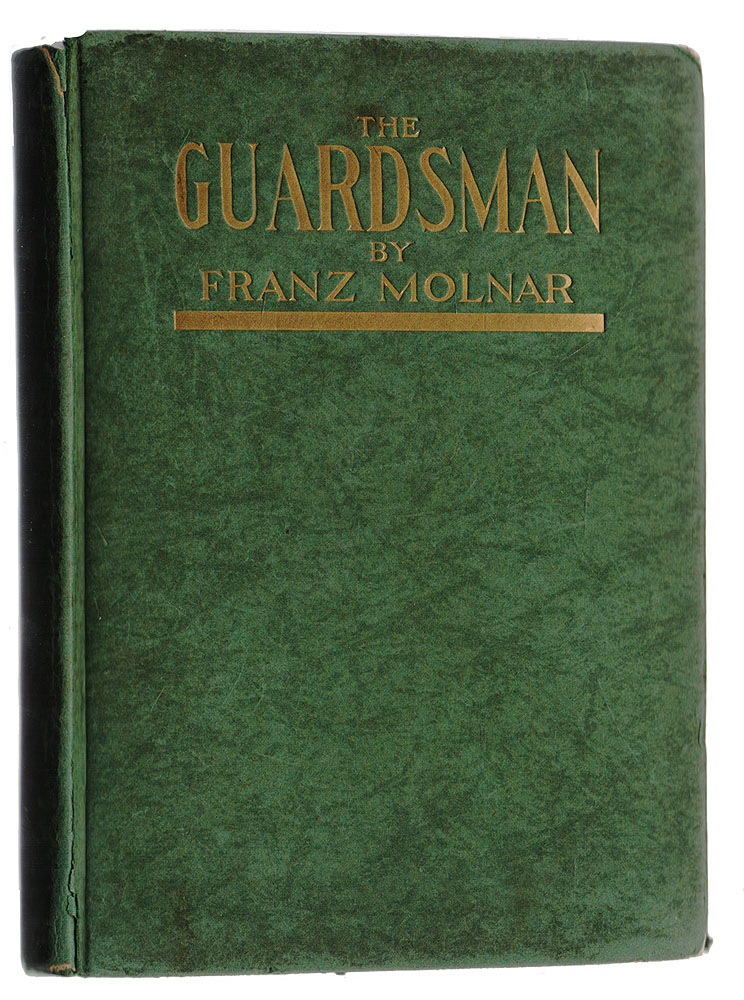 The Guardsman4002064406435 The Guardsman4002064406435Прижизненное издание. Нью-Йорк, 1925 год. Издательство Boni and Liveright Publishers. Типографский переплет. Сохранность хорошая. Ференц Мольнар (1878-1952) - венгерский писатель и драматург. Большую известность получили его драматические произведения Дьявол, Господин защитник и Гвардейский офицер. Пьесы эти ставились в Австрии, Германии, Англии и Америке. Мольнар считается первым драматургом, ознакомившим иностранцев с мадьярской сценой. Отличительными чертами произведений Мольнара являются: прекрасное знакомство с будапештской жизнью, удивительная наблюдательность и необыкновенно удачная манера передачи переживаний героев. Вниманию читателей предлагается пьеса Ференца Мольнара Гвардейский офицер в переводе на английский язык.