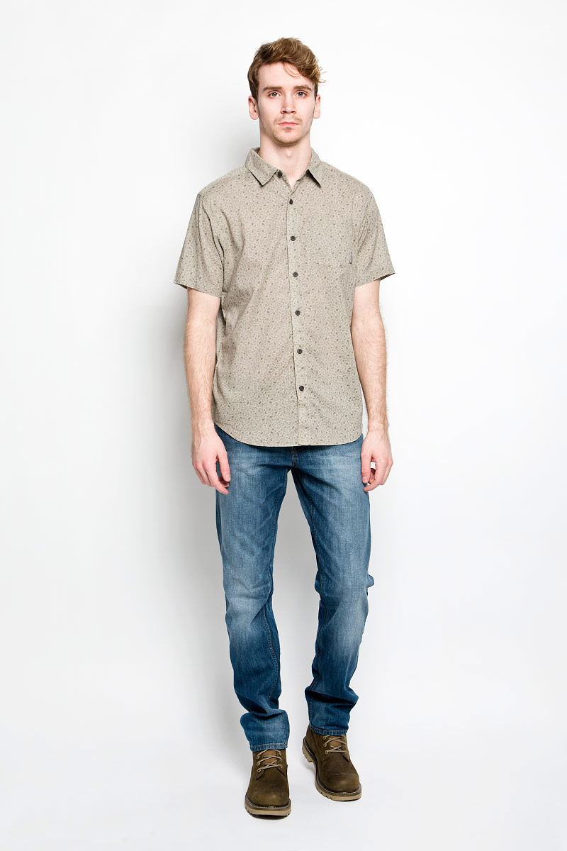 Рубашка мужская Columbia Under Exposure II SS Shirt, цвет: серый. 1577751_221. Размер L (52)1577751_221 Рубашка мужская Columbia Under Exposure II SS Shirt, цвет: серый. 1577751_221. Размер L (52)1577751_221Модная мужская рубашка Columbia Under Exposure II SS Shirt, выполненная из натурального хлопка, прекрасно подойдет для повседневной носки. Материал очень легкий, мягкий и приятный на ощупь, не сковывает движения и позволяет коже дышать. Рубашка с отложным воротником и короткими рукавами застегивается на пуговицы по всей длине. На груди предусмотрен накладной карман. Изделие оформлено мелким принтом по всей поверхности. Такая модель будет дарить вам комфорт в течение всего дня и станет стильным дополнением к вашему гардеробу.