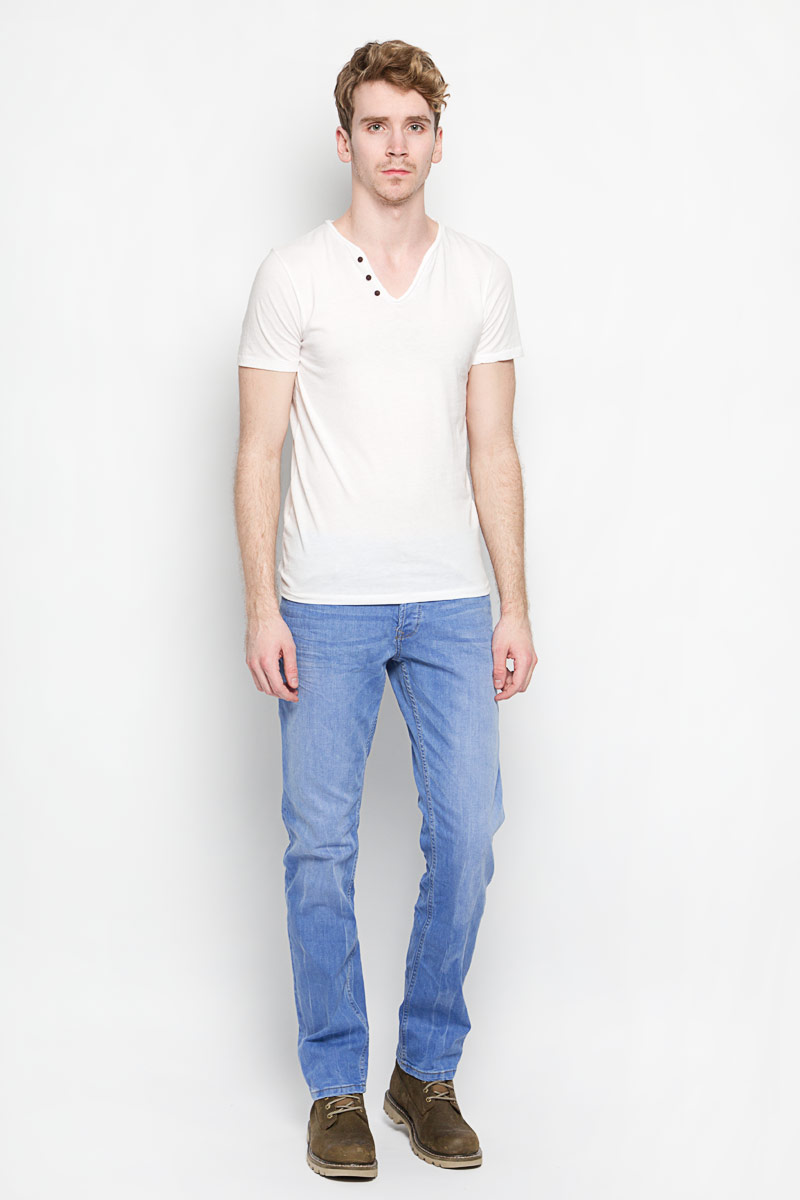 Джинсы мужские Tom Tailor Denim, цвет: голубой. 6204155.00.12_1062. Размер 32-32 (48-32)6204155.00.12_1062 Джинсы мужские Tom Tailor Denim, цвет: голубой. 6204155.00.12_1062. Размер 32-32 (48-32)6204155.00.12_1062Стильные мужские джинсы Tom Tailor Denim Regular - джинсы высочайшего качества, которые прекрасно сидят. Модель прямого кроя и средней посадки изготовлена из хлопка с добавлением полиэстера и эластана, не сковывает движения и дарит комфорт. Джинсы на талии застегиваются на металлическую пуговицу, а также имеют ширинку на металлических пуговицах и шлевки для ремня. Спереди модель дополнена двумя втачными карманами и одним накладным небольшим кармашком, а сзади - двумя большими накладными карманами.Изделие оформлено эффектом потертости. Эти модные и в тоже время удобные джинсы помогут вам создать оригинальный современный образ. В них вы всегда будете чувствовать себя уверенно и комфортно.