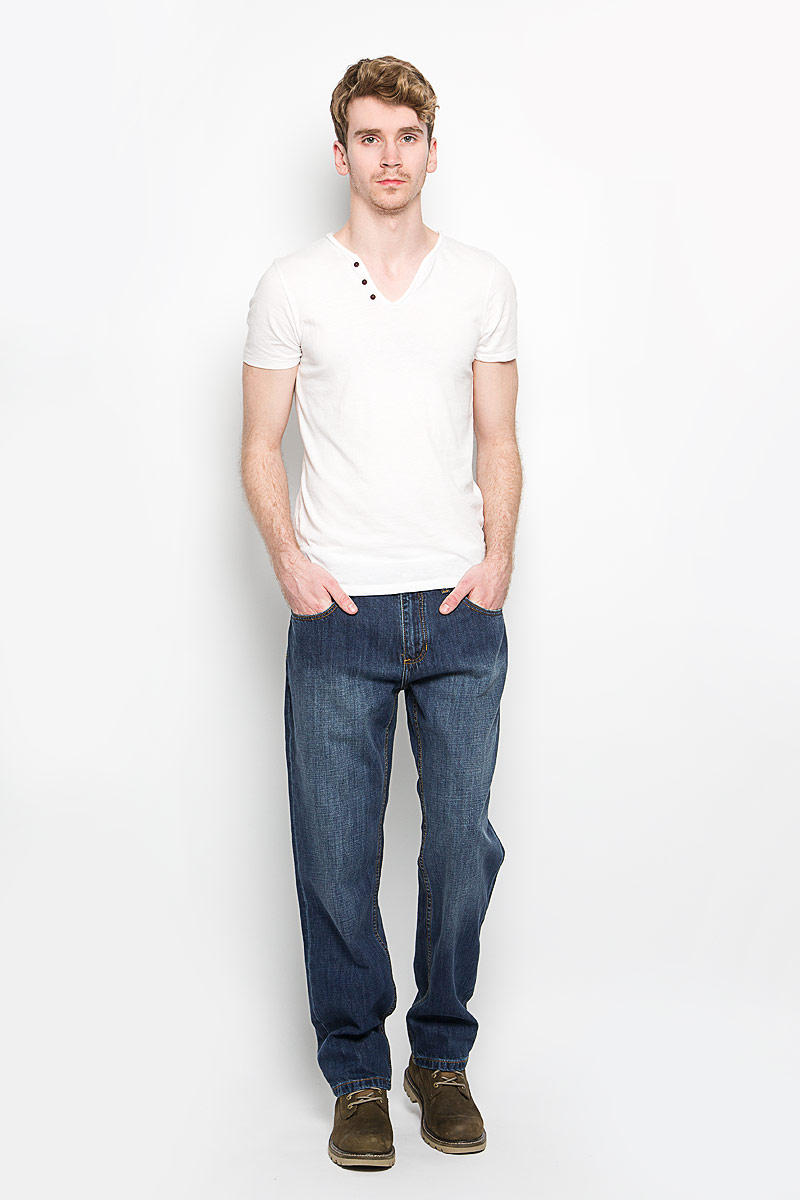 Джинсы мужские Lee Cooper Richard, цвет: темно-синий. M10070-0101/WN13. Размер 32-34 (48-34)M10070-0101/WN13 Джинсы мужские Lee Cooper Richard, цвет: темно-синий. M10070-0101/WN13. Размер 32-34 (48-34)M10070-0101/WN13Стильные мужские джинсы Lee Cooper Richard - джинсы высочайшего качества, которые прекрасно сидят. Модель слегка зауженного к низу кроя и средней посадки изготовлена bp натурального хлопка, не сковывает движения и дарит комфорт. Джинсы на талии застегиваются на металлическую пуговицу, а также имеют ширинку на застежке-молнии и шлевки для ремня. Спереди модель дополнена двумя втачными карманами и одним накладным небольшим кармашком, а сзади - двумя большими накладными карманами. Изделие оформлено небольшим эффектом потертости. Эти модные и в тоже время удобные джинсы помогут вам создать оригинальный современный образ. В них вы всегда будете чувствовать себя уверенно и комфортно.