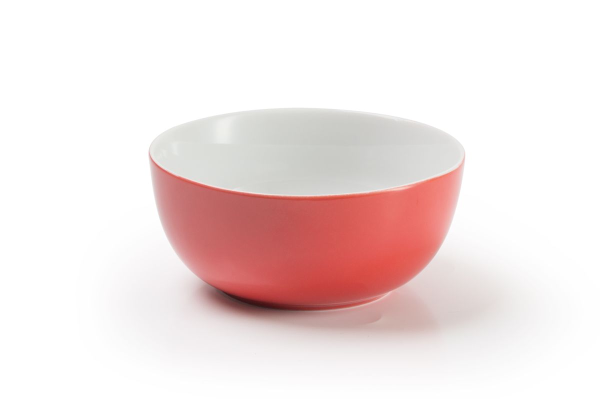 Салатник La Rose des Sables Putoisage Rouge, диаметр 13 см553913 3067 Салатник La Rose des Sables Putoisage Rouge, диаметр 13 см553913 3067Салатник La Rose des Sables Putoisage Rouge выполнен из высококачественного тунисского фарфора, изготовленного из уникальной белой глины. На всех изделиях La Rose des Sables можно увидеть маркировку Pate de Limoges. Это означает, что сырье для изготовления фарфора добывают во французской провинции Лимож, и качество соответствует высоким европейским стандартам. Все производство расположено в Тунисе. Особые свойства этой глины, открытые еще в 18 веке, позволяют создать удивительно тонкую, легкую и при этом прочную посуду. Благодаря двойному термическому обжигу фарфор обладает высокой ударопрочностью, стойкостью к сколам и трещинам, жаропрочностью и великолепным блеском глазури. Коллекция Putoisage Rouge - яркий пример посуды в современном дизайне. Стильное сочетание лаконичной формы и красного цвета делает посуду уникальной. Стол, сервированный посудой Putoisage Noir, будет выглядеть изящно и приковывать к себе взгляды. Можно использовать в СВЧ печи и мыть в посудомоечной машине.