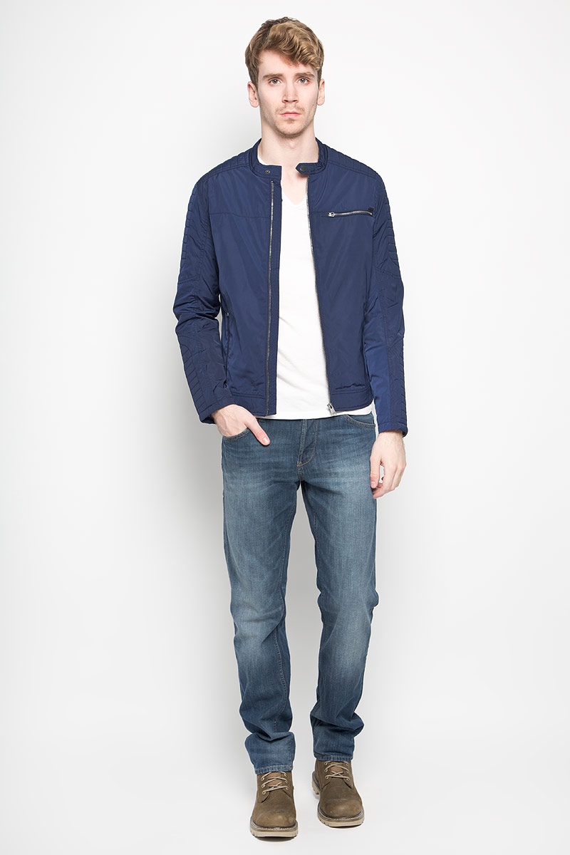 Куртка мужская Tom Tailor Denim, цвет: темно-синий. 3532446.00.12_6814. Размер XL (52)3532446.00.12_6814 Куртка мужская Tom Tailor Denim, цвет: темно-синий. 3532446.00.12_6814. Размер XL (52)3532446.00.12_6814Стильная мужская куртка Tom Tailor Denim выполнена из полиэстера на подкладке из полиэстера. Такая модель рассчитана на прохладную погоду. Куртка поможет вам почувствовать себя максимально комфортно и стильно. Модель с длинными рукавами и воротником-стойкой застегивается на пластиковую застежку-молнию. Воротник застегивается хлястиком на кнопку. Низ изделия оформлен хлястиками на кнопках. Куртка дополнена двумя вертикальными прорезными карманами на застежке-молнии и одним нагрудным горизонтальным прорезным карманом на застежке-молнии. Внутри небольшой потайной кармашек на кнопке. Модный дизайн и практичность - отличный выбор на каждый день!
