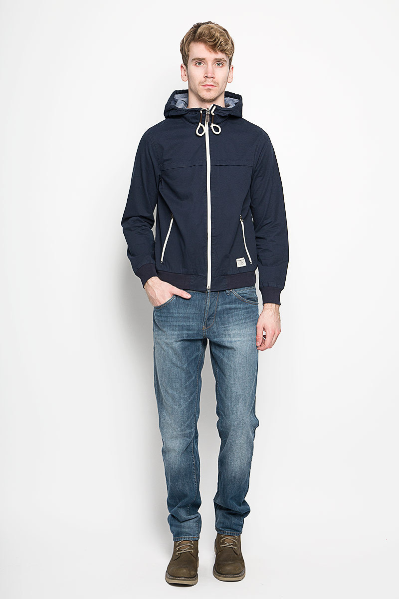 Куртка мужская Tom Tailor Denim, цвет: темно-синий. 3532444.00.12_6576. Размер L (50)3532444.00.12_6576 Куртка мужская Tom Tailor Denim, цвет: темно-синий. 3532444.00.12_6576. Размер L (50)3532444.00.12_6576Стильная мужская куртка Tom Tailor Denim, выполненная из натурального хлопка, отлично подойдет для прохладных дней. Куртка с несъемным капюшоном застегивается на пластиковую застежку-молнию. Капюшон регулируется с помощью шнурка. Манжеты и низ изделия дополнены трикотажной резинкой. Спереди модели находятся два прорезных кармана на застежках-молниях. Внутри имеются два накладных кармана, в каждом из которых - два отделения. Оформлено изделие фирменной текстильной нашивкой и вышитым логотипом фирмы.Эта модная и в то же время комфортная куртка согреет вас в холодное время года и прекрасно подойдет для прогулок.