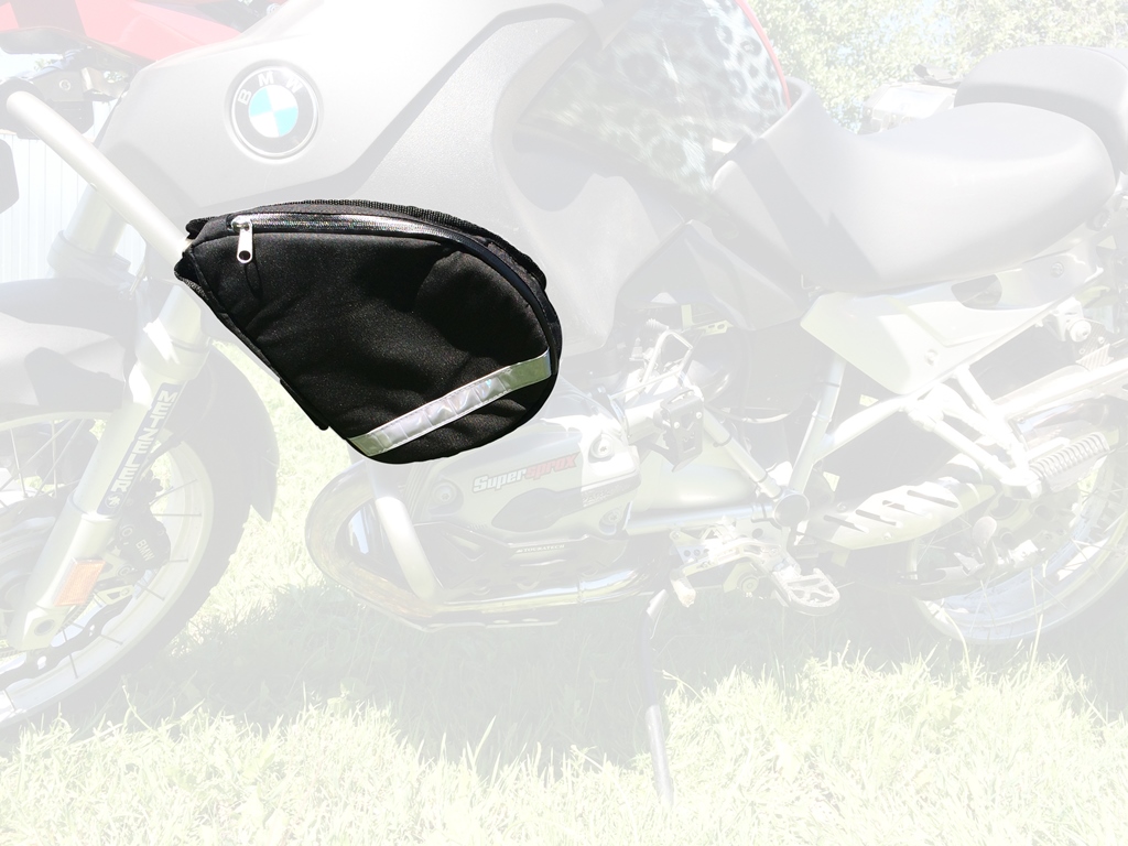 Сумка AG-brand, на правую дугу, цвет: черныйAG-BMW-MC-BAR Сумка AG-brand, на правую дугу, цвет: черныйAG-BMW-MC-BARСумка AG-brand предназначена для перевозки мелких предметов, необходимых в дороге. Крепится на защитные дуги при помощи липучки. Материал сумки - оксфорд 600, стенки усилены антиударными вставками из полимерного листа 10 мм. Модель оснащена водонепроницаемой молнией. Внутри сумки имеется дополнительный карман для бумаг и карточек. Светоотражающий кант и полоса улучшают видимость в темное время суток.