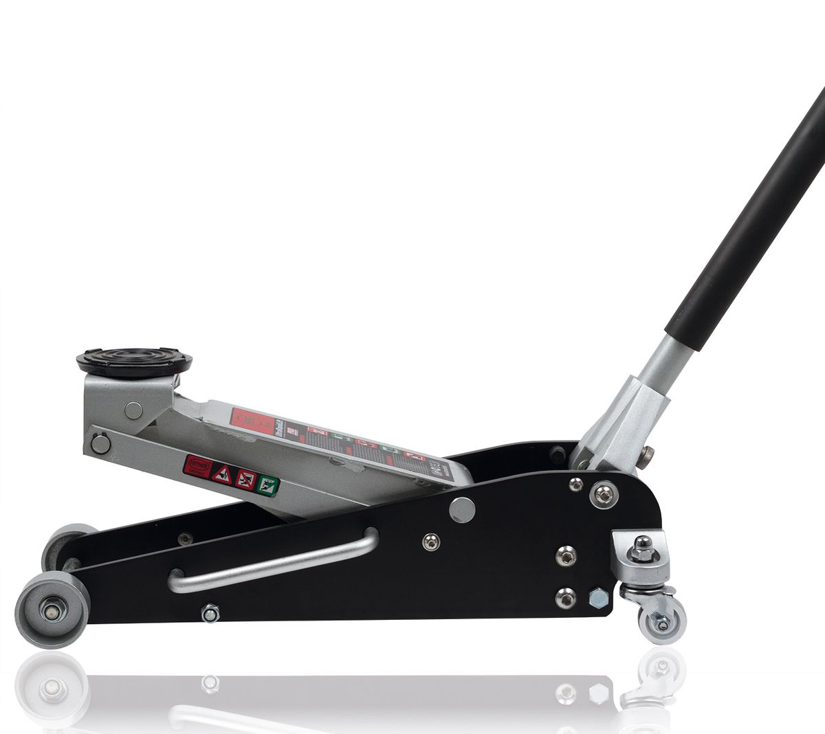 Домкрат подкатной Heyner, 2,5 т347000 Домкрат подкатной Heyner, 2,5 т347000Подкатной домкрат Heyner предназначен для подъема грузов массой до 2,5 тонн. Изделие позволяет быстро и с минимальными усилиями поднять груз на высоту до 46 см. При этом в сложенном состоянии изделие не занимает много места. Надежная и неприхотливая конструкция домкрата обеспечивает его работоспособность в любых условиях.Домкрат предназначен для использования на ровной и твердой поверхности. Он оснащен прочными колесами, обеспечивающими его мобильность и удобство в эксплуатации. Рычаг (рукоятка) с пенообразным покрытием предохраняет поверхность автомобиля от ударов. Опорная поверхность имеет мягкую резиновую накладку.Максимальная нагрузка: 2,5 т.Максимальная высота: 46 см.Минимальная высота: 10 см.