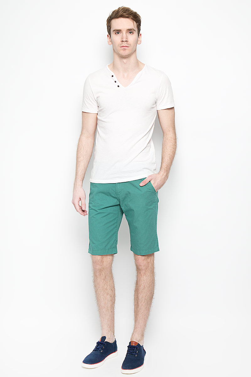 Шорты мужские Tom Tailor Denim, цвет: бирюзовый. 6403862.00.12_7679. Размер 33 (48/50)6403862.00.12_7679 Шорты мужские Tom Tailor Denim, цвет: бирюзовый. 6403862.00.12_7679. Размер 33 (48/50)6403862.00.12_7679Стильные мужские шорты Tom Tailor Denim, изготовленные из натурального хлопка, идеально подойдут для активного отдыха и прогулок. Материал приятный на ощупь, не сковывает движения и хорошо пропускает воздух. Шорты на поясе застегиваются на пластиковую пуговицу и имеют ширинку на застежке-молнии, а также шлевки для ремня. Модель дополнена текстильным ремнем с двойной металлической пряжкой. Спереди расположены два втачных кармана, сзади - два прорезных. Шорты оформлены небольшой текстильной нашивкой с логотипом бренда.Модные шорты послужат отличным дополнением к вашему гардеробу. В них вы всегда будете чувствовать себя уверенно и комфортно.
