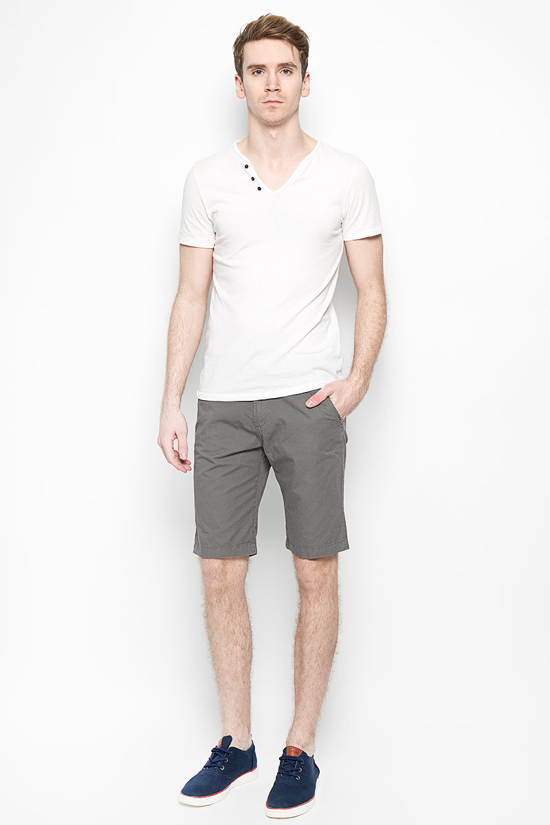 Шорты мужские Tom Tailor Denim, цвет: серый. 6403862.09.12_2658. Размер 31 (46/48)6403862.09.12_2658 Шорты мужские Tom Tailor Denim, цвет: серый. 6403862.09.12_2658. Размер 31 (46/48)6403862.09.12_2658Стильные мужские шорты Tom Tailor Denim, изготовленные из натурального хлопка, идеально подойдут для активного отдыха и прогулок. Материал приятный на ощупь, не сковывает движения и хорошо пропускает воздух. Шорты на поясе застегиваются на пластиковую пуговицу и имеют ширинку на застежке-молнии, а также шлевки для ремня. Модель дополнена текстильным ремнем с двойной металлической пряжкой. Спереди расположены два втачных кармана, сзади - два прорезных. Шорты оформлены небольшой текстильной нашивкой с логотипом бренда.Модные шорты послужат отличным дополнением к вашему гардеробу. В них вы всегда будете чувствовать себя уверенно и комфортно.