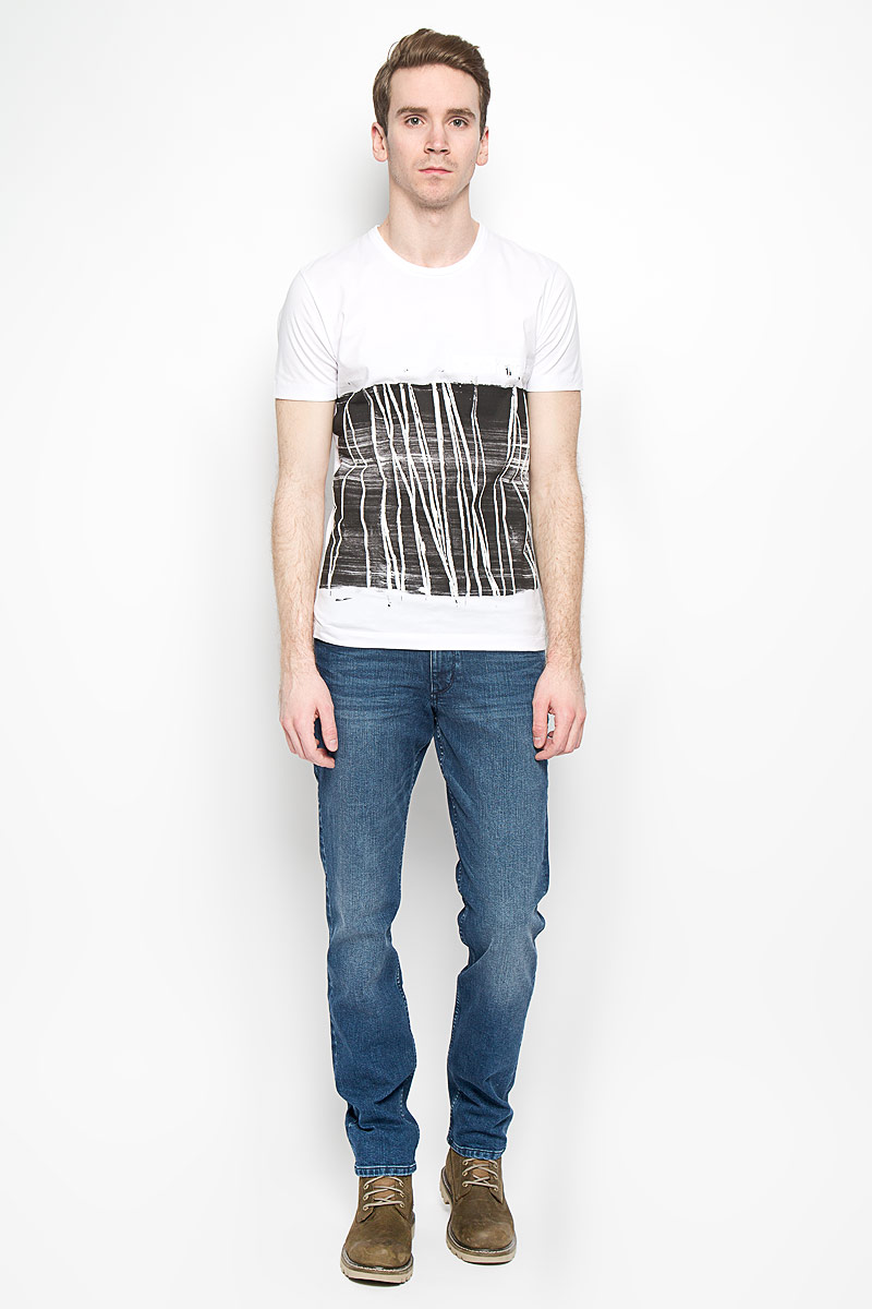 Футболка мужская Calvin Klein Jeans, цвет: белый, черный. J3IJ303695_1120. Размер M (46/48)Ts-211/1065-6254 Футболка мужская Calvin Klein Jeans, цвет: белый, черный. J3IJ303695_1120. Размер M (46/48)Ts-211/1065-6254Мужская футболка Calvin Klein Jeans выполнена из натурального хлопка. Материал изделия мягкий и приятный на ощупь, не сковывает движения и позволяет коже дышать. Футболка с короткими рукавами имеет круглый вырез горловины, дополненный трикотажной резинкой. Изделие оформлено принтом с термоаппликацией. Футболка украшена объемной надписью, содержащей название бренда.Такая модель подарит вам комфорт в течение всего дня и станет модным и стильным дополнением к вашему гардеробу.