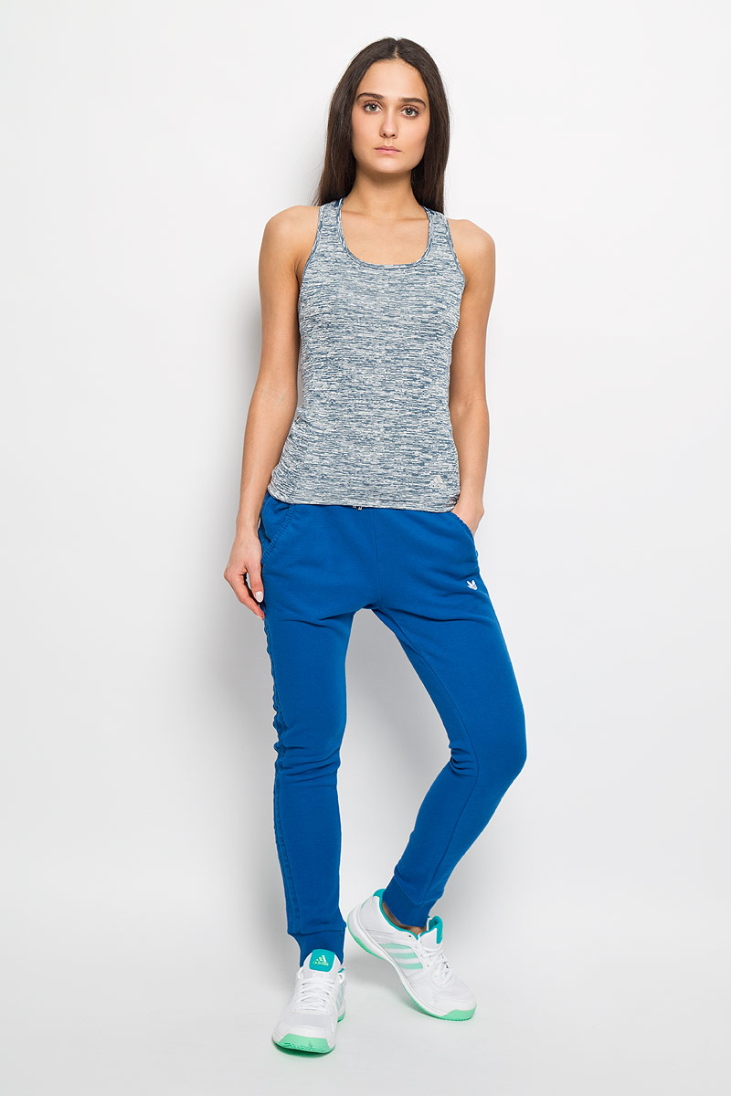 Майка для бега женская Adidas SN Fitted TNK W, цвет: серый, синий. AI7993. Размер L (48-50)AI7993 Майка для бега женская Adidas SN Fitted TNK W, цвет: серый, синий. AI7993. Размер L (48-50)AI7993Женская майка Adidas SN Fitted TNK W прекрасно подходит для занятий спортом как в тренажерном зале, так и на беговой дорожке. Модель, выполненная из полиэстера по специальной технологии, повторяет естественные движения тела для максимально комфортной посадки и свободы движений. Майка-борцовка с глубоким круглым вырезом горловины дополнена накладным карманом сбоку. Спинка модели слегка удлинена. Изделие оформлено светоотражающим логотипом бренда.Такая модель будет дарить вам комфорт в течение всего дня и станет отличным дополнением к вашему гардеробу.