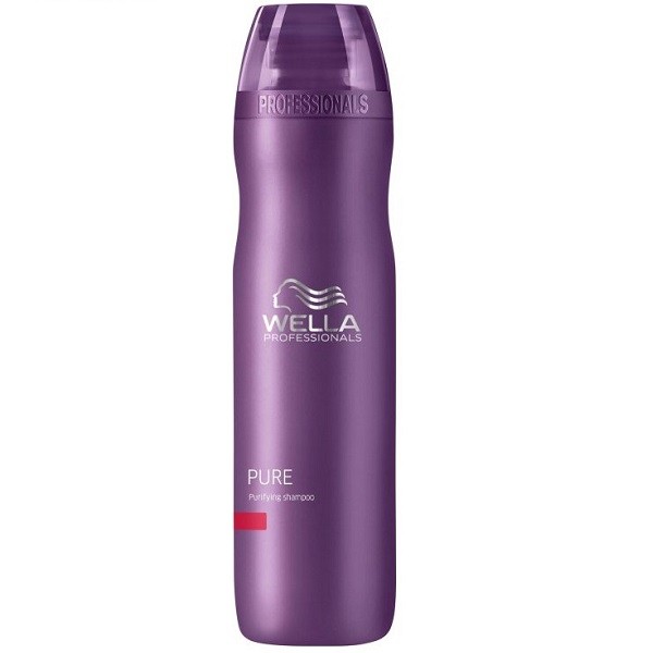 Wella Очищающий шампунь Balance PURE, 250 мл116118 Wella Очищающий шампунь Balance PURE, 250 мл116118Очищающий шампунь серии Wella Balance Line подходит для кожи головы, которая требует особого ухода. За счет особой формулы средство способно справиться с такой проблемой, как спутанность прядей, оно обладает прекрасным увлажняющим эффектом, разглаживает волосы, очищает их и защищает в течение долгого времени от загрязнения. Пряди в итоге хорошо расчесываются, становятся мягкими.Кроме того, при использовании данного шампуня волосы становятся очень послушными, потому процесс укладки окажется очень простым и приятным.