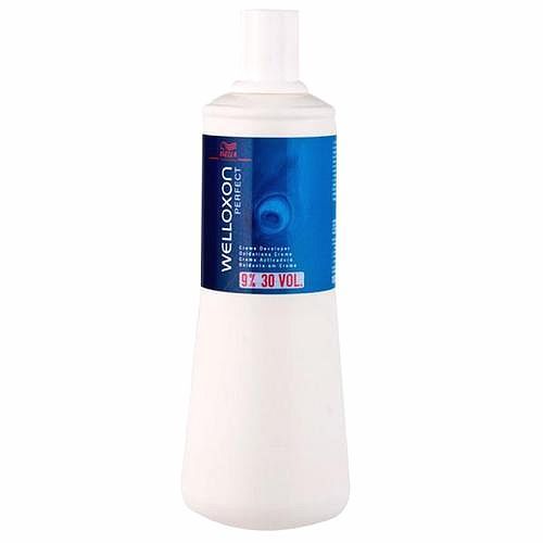 Wella Окислитель Welloxon Perfect 9%, 1000 мл00710000/81066484 Wella Окислитель Welloxon Perfect 9%, 1000 мл00710000/81066484Окислитель WELLOXON PERFECT 9%Благодаря более кремообразной и вязкой консистенции Welloxon Perfect гарантирует лучшую смешиваемость и более косметический вид красящей массы. Красящие пигменты проникают в волосы там, где это необходимо, обеспечивая эффективный, точный и равномерный процесс окрашивания.Смешивание Welloxon Perfect и Blondor делает возможным осветление волос до семи ступеней и получение чистого светлого цвета. В зависимости от желаемой степени осветления рекомендуется использовать разные варианты Welloxon Perfect: 6%, 9% и 12%.