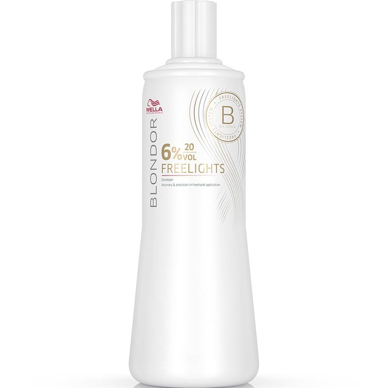 Wella Окислитель 6% Blondor Freelighht, 1000 мл81472327/9591 Wella Окислитель 6% Blondor Freelighht, 1000 мл81472327/9591Wella ВLONDOR FREELIGHTS 6% Окислитель предназначен для свободных и простых техник осветления. Преимущество и отличие этого средства заключается в том, что процесс осветления происходит без участия фольги. Формула осветлителя позволяет достичь одного из семи уровней осветления без ущерба для структуры волос. В составе окислителя имеются активные полимеры, которые способствуют соединению структуры волос. Они создают естественный и натуральный результат окрашивания. Гранулы, входящие в состав осветлителя, обогащают волосы полезными элементами, создавая защиту от внешних влияний. Важным преимуществом окислителей от этого производителя заключается в том, что цвет после осветления держится долго, вплоть до того, пока не отрастут новые волосы. Помимо этого он остается таким же насыщенным и привлекательным, как и в начале окрашивания. Для достижения максимального результата от окрашивания следует смешивать окислитель с обесцвечивающей пудрой.