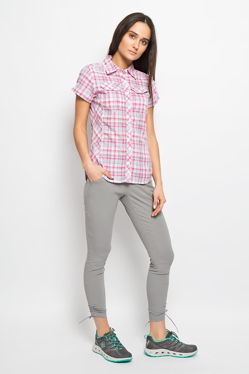 Рубашка женская Columbia Camp Henry SS Shirt, цвет: белый, розовый, серый. 1450311_653. Размер S (44)1450311_653 Рубашка женская Columbia Camp Henry SS Shirt, цвет: белый, розовый, серый. 1450311_653. Размер S (44)1450311_653Стильная женская рубашка Columbia Camp Henry SS Shirt, изготовленная из натурального хлопка, обладает высокой теплопроводностью, воздухопроницаемостью и гигроскопичностью, не сковывает движения и позволяет коже дышать, обеспечивая наибольший комфорт при носке. Рубашка с короткими рукавами, закругленным низом и отложным воротничком застегивается на пуговицы по всей длине. На груди расположены два накладных кармана, закрывающиеся на пуговицу. Приталенный силуэт подчеркнет вашу женственность и элегантность. Такую модную рубашку вы сможете комбинировать с любыми элементами гардероба и будете чувствовать себя в ней уютно и комфортно.