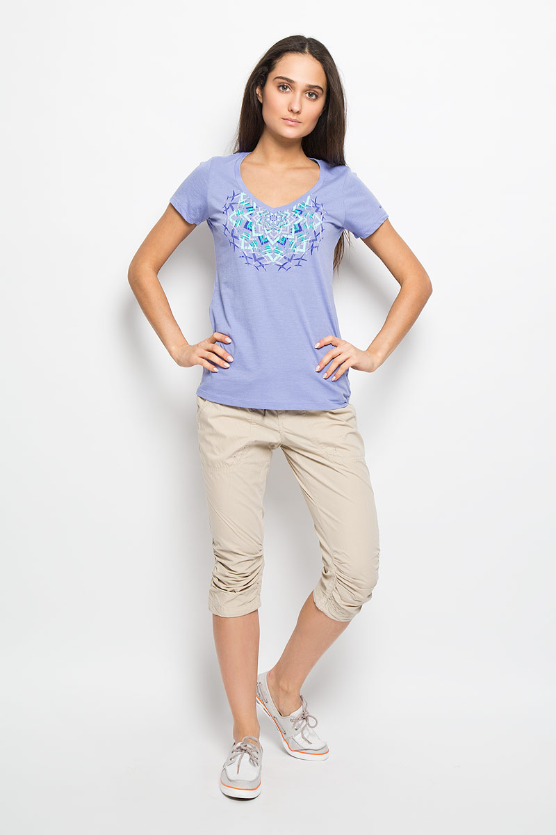 Футболка женская Columbia Kaleidoscope Medallion SS Tee, цвет: сиреневый. 1655851_548. Размер S (44)1655851_548 Футболка женская Columbia Kaleidoscope Medallion SS Tee, цвет: сиреневый. 1655851_548. Размер S (44)1655851_548Стильная женская футболка Columbia Kaleidoscope Medallion SS Tee поможет создать отличный современный образ. Модель изготовлена из высококачественных материалов с оригинальной текстурой. Она очень мягкая, тактильно приятная, не сковывает движения и хорошо пропускает воздух.Футболка с V-образным вырезом горловины и короткими рукавами оформлена спереди оригинальным принтом. Такая футболка станет стильным дополнением к вашему гардеробу, она подарит вам комфорт в течение всего дня!