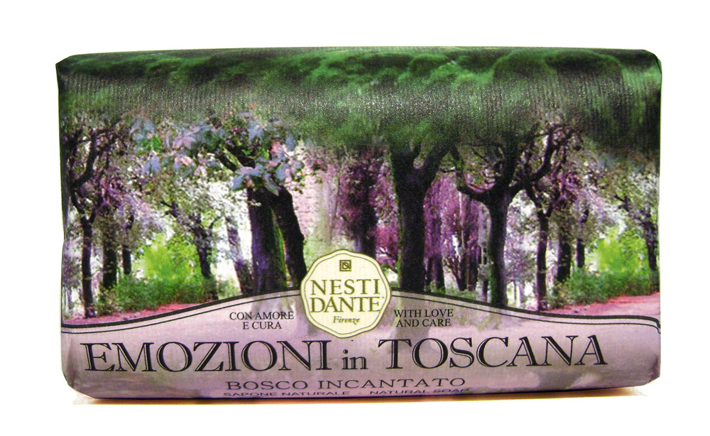 Мыло Nesti Dante Emozioni In Toscana. Очарованный лес, 250 г1766106 Мыло Nesti Dante Emozioni In Toscana. Очарованный лес, 250 г1766106Великолепное растительное мыло премиум-класса Nesti Dante Emozioni In Toscana. Очарованный лес изготовлено по старинным рецептам и по традиционной котловой технологии, в составе мыла только натуральные оливковое и пальмовое масло высочайшего качества, для ароматизации использованы органические эфирные масла. Ежедневный ритуал красоты, любви и заботы не только для тела, но и для души. Однажды познакомившись со столь разной пленяющей Тосканой, вы будете вновь и вновь возвращаться к воспоминаниям и грезам о ее пламенных лесах, лугах, маленьких городишках, скалистых побережьях, терракотовых деревушках и волнующих ароматах Тосканы.Мыло Очарованный лес - легкий запах влажных листьев после дождя, мыло обладает антиоксидантными свойствами, тонизирует и укрепляет кожу.Изысканная флорентийская бумага, в которую завернуто мыло, расписана акварелью, на каждом кусочке мыла выгравирована надпись With Love And Care (С любовю и заботой). Характеристики:Вес: 250 г. Производитель: Италия. Товар сертифицирован. Nesti Dante - одна из немногих итальянских мыловаренных фабрик, которая продолжает использовать в производстве только натуральные ингредиенты и кустарный способ производства. Тщательный выбор каждого ингредиента в отдельности позволяет использовать ценное сырье, такое как цельные нейтральные растительные и животные жиры и эти качественные материалы позволяют получать более обогащенное и более мягкое мыло благодаря присутствию фракции глицерида в жирах.