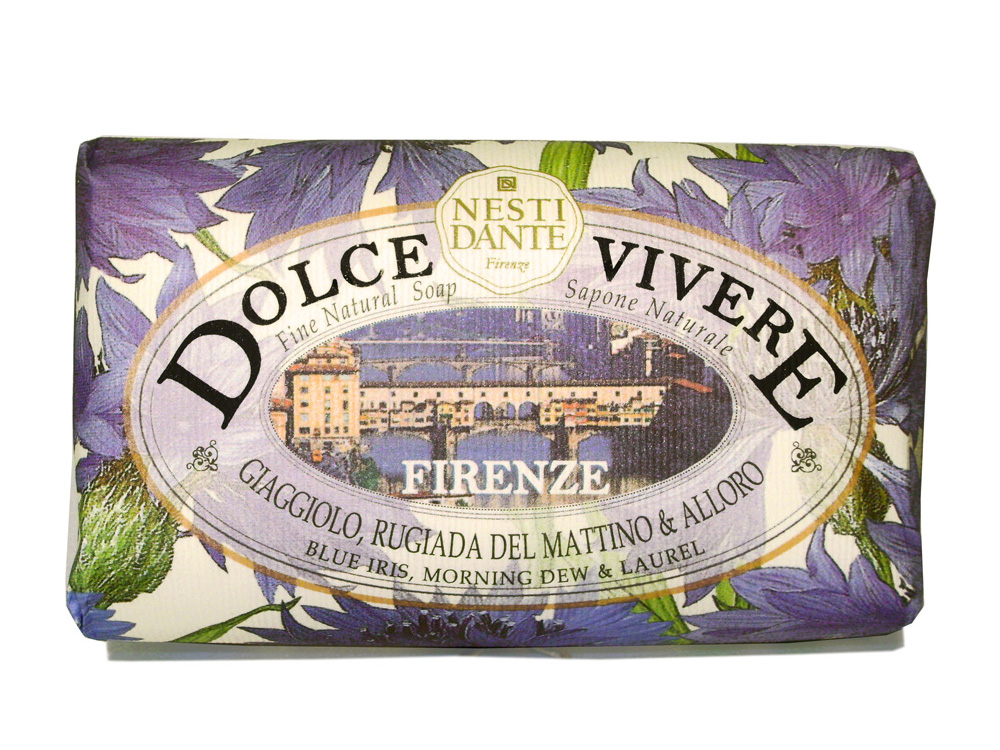 Мыло Nesti Dante Dolce Vivere. Флоренция, 250 г1318106 Мыло Nesti Dante Dolce Vivere. Флоренция, 250 г1318106Великолепное растительное мыло премиум-класса Nesti Dante Dolce Vivere. Флоренция изготовлено по старинным рецептам и по традиционной котловой технологии, в составе мыла только натуральные оливковое и пальмовое масло высочайшего качества, для ароматизации использованы органические эфирные масла. Мыло Dolce Vivere переносит вас в самые очаровательные места Италии, прекрасные и вдохновляющие виды заливов, городов и деревень, полных очарования, культуры и истории.Флоренция - чувственность, нега и красота. Чувственные ноты голубого ириса, утреней росы и жизненная сила лавра, создают легкий игристый аромат.Изысканная флорентийская бумага, в которую завернуто мыло, расписана акварелью, на каждом кусочке мыла выгравирована надпись With Love And Care (С любовю и заботой).Характеристики:Вес: 250 г. Производитель: Италия. Товар сертифицирован. Nesti Dante - одна из немногих итальянских мыловаренных фабрик, которая продолжает использовать в производстве только натуральные ингредиенты и кустарный способ производства. Тщательный выбор каждого ингредиента в отдельности позволяет использовать ценное сырье, такое как цельные нейтральные растительные и животные жиры и эти качественные материалы позволяют получать более обогащенное и более мягкое мыло благодаря присутствию фракции глицерида в жирах.