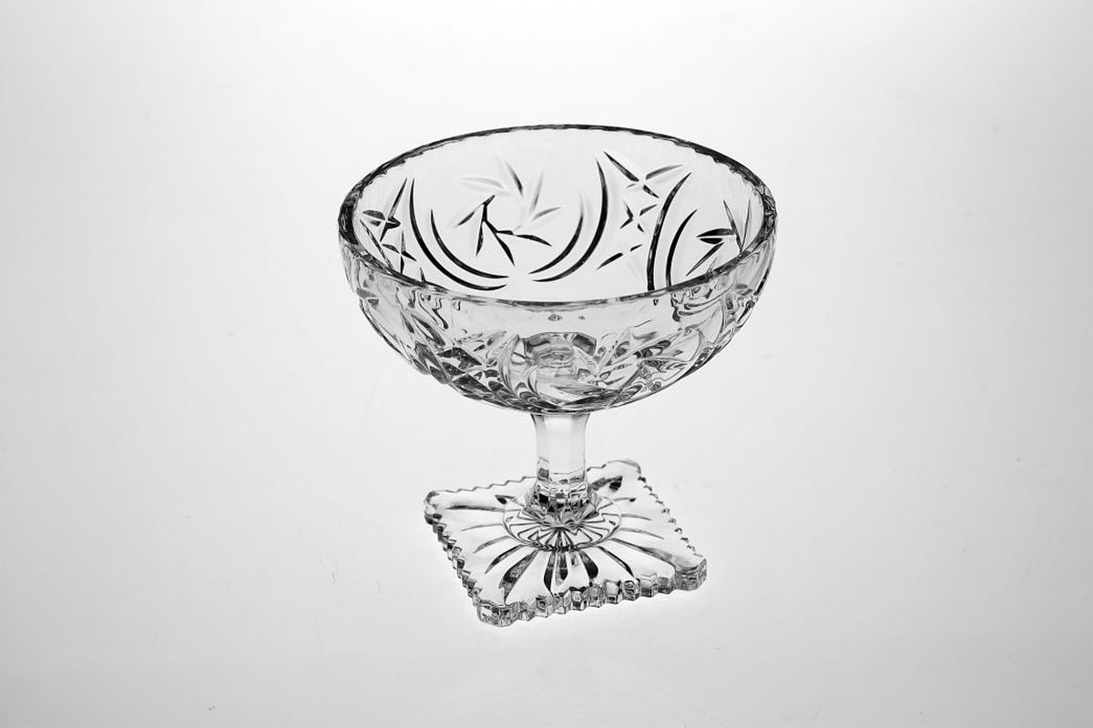 Ваза для фруктов Crystal Bohemia, диаметр 11,8 см930/66100/0/26080/118-109 Ваза для фруктов Crystal Bohemia, диаметр 11,8 см930/66100/0/26080/118-109Ваза для фруктов Crystal Bohemia выполнена из прочного высококачественного хрусталя. Она излучает приятный блеск и издает мелодичный звон. Ваза сочетает в себе изысканный дизайн с максимальной функциональностью. Ваза не только украсит дом и подчеркнет ваш прекрасный вкус, но и станет отличным подарком.Диаметр: 11,8 см.Объем: 200 мл.Настоящий чешский хрусталь с содержанием оксида свинца 24%, что придает изделиям поразительную прозрачность и чистоту, невероятный блеск, присущий только ювелирным изделиям , особое, ни с чем не сравнимое светопреломление и игру всеми красками спектра как при естественном, так и при искусственном освещении. Продукция из хрусталя соответствуют всем европейским и российским стандартам качества и безопасности. Традиции чешских мастеров передаются из поколения в поколение. А высокая художественная ценность изделий признана искушенными ценителями во всем мире.