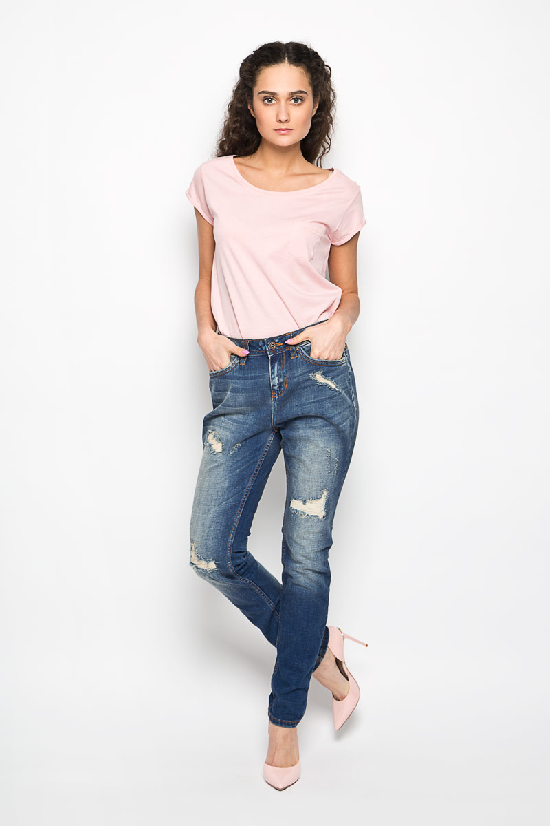 Джинсы женские Tom Tailor Denim Lynn, цвет: синий. 6204557.62.71_1052. Размер 32-32 (48-32)6204557.62.71_1052 Джинсы женские Tom Tailor Denim Lynn, цвет: синий. 6204557.62.71_1052. Размер 32-32 (48-32)6204557.62.71_1052Стильные женские джинсы Tom Tailor Denim Lynn, выполненные из хлопка с добавлением эластана, позволят вам создать неповторимый, запоминающийся образ. Джинсы с заниженной ластовицей и средней посадкой застегиваются на пуговицу в поясе и ширинку на застежке-молнии. Модель имеет шлевки для ремня. Изделие дополнено спереди двумя втачными карманами и маленьким накладным кармашком, сзади - двумя накладными карманами. Модель оформлена потертостями и рваным эффектом. Эти модные джинсы послужат отличным дополнением к вашему гардеробу. В них вы всегда будете чувствовать себя уверенно и удобно.