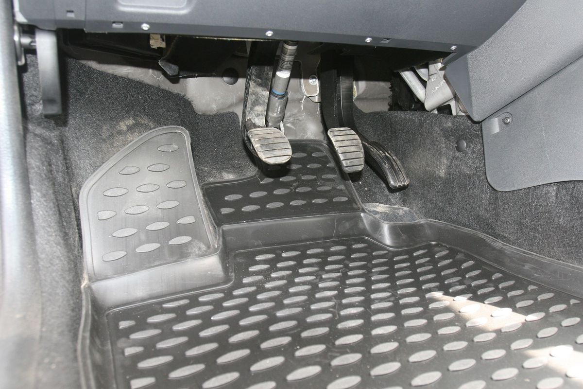 Набор автомобильных ковриков Novline-Autofamily для Lada Largus 2012-, 7 мест, в салон, 5 штNLC.52.26.210k Набор автомобильных ковриков Novline-Autofamily для Lada Largus 2012-, 7 мест, в салон, 5 штNLC.52.26.210kНабор автомобильных ковриков Novline-Autofamily, изготовленный из полиуретана, состоит из 5 ковриков, которые учитывают все особенности каждой модели автомобиля и полностью повторяют контуры пола. Полиуретановые автомобильные коврики для салона произведены из высококачественного материала, который держит форму, прочный и не пачкает обувь. Коврики в салон не только улучшат внешний вид салона вашего автомобиля, но и надежно уберегут его от пыли, грязи и сырости, а значит, защитят кузов от коррозии. Полиуретановые коврики для автомобиля гладкие, приятные и не пропускают влагу. Ковры для автомобилей надежно крепятся на полу и не скользят, что очень важно во время движения. Чистятся коврики очень просто: как при помощи автомобильного пылесоса, так и различными моющими средствами. Набор подходит для Lada Largus 7 мест с 2012 года выпуска.