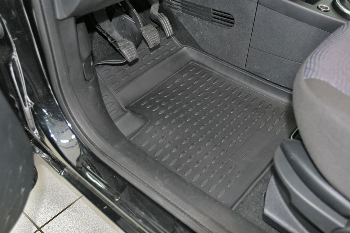 Набор автомобильных ковриков Novline-Autofamily для Ford Fusion 09/2002-2005, 2005-, в салон, 4 штs000.6 Набор автомобильных ковриков Novline-Autofamily для Ford Fusion 09/2002-2005, 2005-, в салон, 4 штs000.6Набор автомобильных ковриков Novline-Autofamily, изготовленный из полиуретана, состоит из 4 ковриков, которые учитывают все особенности каждой модели автомобиля и полностью повторяют контуры пола. Полиуретановые автомобильные коврики для салона произведены из высококачественного материала, который держит форму, прочный и не пачкает обувь. Коврики в салон не только улучшат внешний вид салона вашего автомобиля, но и надежно уберегут его от пыли, грязи и сырости, а значит, защитят кузов от коррозии. Полиуретановые коврики для автомобиля гладкие, приятные и не пропускают влагу. Ковры для автомобилей надежно крепятся на полу и не скользят, что очень важно во время движения. Чистятся коврики очень просто: как при помощи автомобильного пылесоса, так и различными моющими средствами. Набор подходит для Ford Fusion сентябрь 2002 - 2005, 2005 и позднее годов выпуска.
