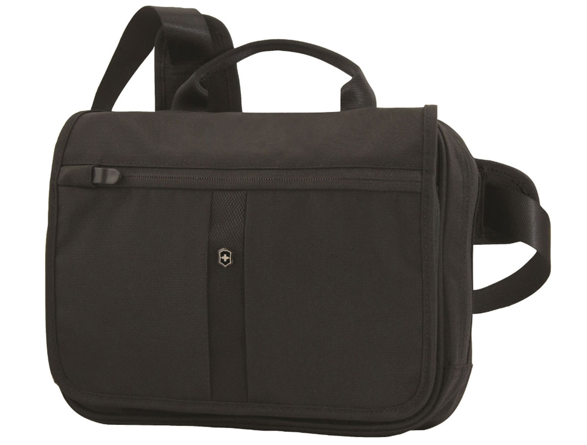 Сумка Victorinox Adventure Traveler Deluxe, цвет: черный. 3117440131174401 Сумка Victorinox Adventure Traveler Deluxe, цвет: черный. 3117440131174401Сумка Victorinox Adventure Traveler Deluxe выполнена из высококачественного нейлона и оформлена фирменной нашивкой. Изделие оснащено широким, удобно расположенным основным отделением с двумя карманами, выполненными из воздухопроницаемой сетки AirMesh, для электронных аксессуаров, карманом для хранения и карабином для ключей.Задний карман защитит ваши ценные вещи, которые будут находиться близко к телу. Регулируемые ремни для комфортного и безопасного крепления на поясе и ношения через плечо.