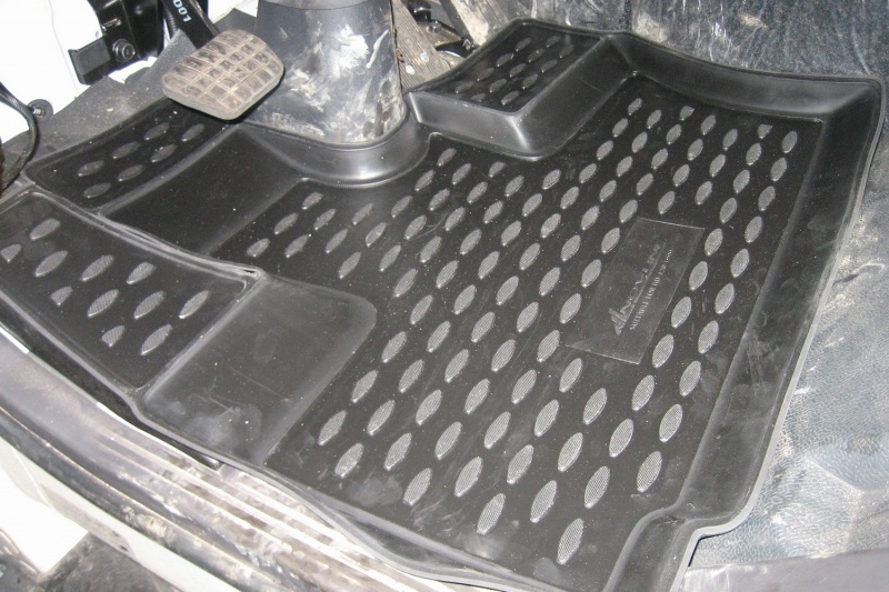 Коврики в салон автомобиля Novline-Autofamily для Hyundai HD-120, 1999 -, 2 штNLC.20.34.210 Коврики в салон автомобиля Novline-Autofamily для Hyundai HD-120, 1999 -, 2 штNLC.20.34.210Коврики Novline-Autofamily улучшат внешний вид салона автомобиля и надежно уберегут его от пыли, грязи и сырости, а значит, защитят кузов от коррозии. Полиуретановые коврики гладкие, приятные и не пропускает влагу. Полиуретановые автомобильные коврики произведены из высококачественного материала, который держит форму и не пачкает обувь. Коврики надежно крепятся на полу и не скользят, что очень важно во время движения, особенно для водителя. Изделия из полиуретана надежно удерживают грязь и влагу, при этом всегда выглядят довольно опрятно. И чистятся они очень просто: как при помощи автомобильного пылесоса, так и различными моющими средствами.
