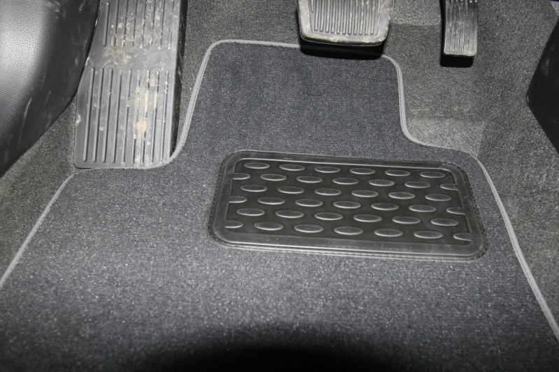 Набор автомобильных ковриков Novline-Autofamily для Kia Picanto 3D 2011-, хэтчбек, в салон, 5 штNLT.25.41.11.110kh Набор автомобильных ковриков Novline-Autofamily для Kia Picanto 3D 2011-, хэтчбек, в салон, 5 штNLT.25.41.11.110khНабор автомобильных ковриков Novline-Autofamily, изготовленный из текстиля, состоит из 5 ковриков, которые учитывают все особенности каждой модели автомобиля и полностью повторяют контуры пола. Текстильные автомобильные коврики для салона произведены из высококачественного материала, который держит форму, прочный и не пачкает обувь. Коврики в салон не только улучшат внешний вид салона вашего автомобиля, но и надежно уберегут его от пыли, грязи и сырости, а значит, защитят кузов от коррозии. Текстильные коврики для автомобиля мягкие и приятные, а их основа из вспененного полиуретана не пропускает влагу. Ковры для автомобилей надежно крепятся на полу и не скользят, что очень важно во время движения. Чистятся коврики очень просто: как при помощи автомобильного пылесоса, так и различными моющими средствами. Набор подходит для Kia Picanto 3D хэтчбек с 2011 года выпуска.