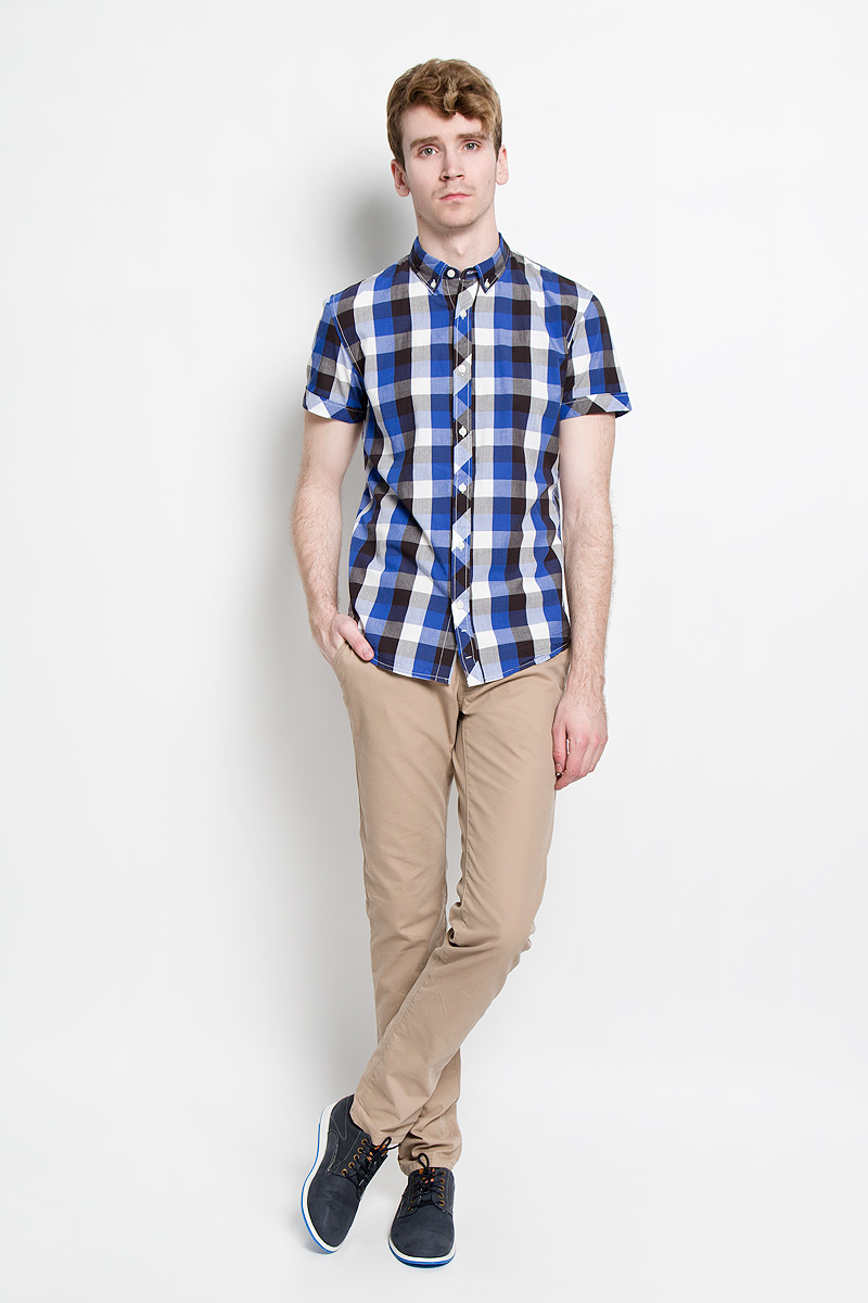 Рубашка мужская Tom Tailor Denim, цвет: синий, черный, белый. 2031126.09.12_6682. Размер M (48)2031126.09.12_6682 Рубашка мужская Tom Tailor Denim, цвет: синий, черный, белый. 2031126.09.12_6682. Размер M (48)2031126.09.12_6682Стильная мужская рубашка Tom Tailor Denim, изготовленная из высококачественного хлопка, необычайно мягкая и приятная на ощупь, не сковывает движения и позволяет коже дышать, обеспечивая наибольший комфорт.Модная рубашка с отложным воротником, короткими рукавами и полукруглым низом застегивается на пластиковые пуговицы. Модель оформлена принтом в клетку, а рукава дополнены отворотом. Уголки воротника также фиксируются при помощи пуговиц. Эта рубашка идеальный вариант для повседневного гардероба.Такая модель порадует настоящих ценителей комфорта и практичности!