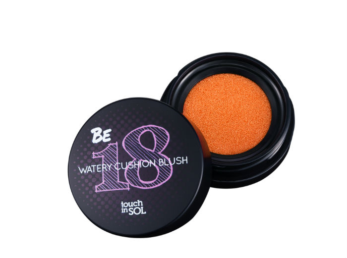 Touch in SOL Жидкие румяна Be 18 Watery, цвет: №1 Pace Macaron, 5 гУТ000001712 Touch in SOL Жидкие румяна Be 18 Watery, цвет: №1 Pace Macaron, 5 гУТ000001712Самый прекрасный возраст 18 лет ( возраст застенчивых румяных юных щечек)Оригинальная упаковка в виде воздушного пуфа, содержащая жидкие румяна ярких цветов, увлажнит и придаст сияющий вид щекам.Эффект: Глянцевая и увлажненная кожа; Жидкие румяна создадут натуральный и яркий образ;Подберите цвет для своего тона кожи № 1-3;Эффект сияния и легкость нанесения благодаря воздушному пуфу и спонжу для нанесения;Увлажнение и ровный цвет благодаря жидкой основе.