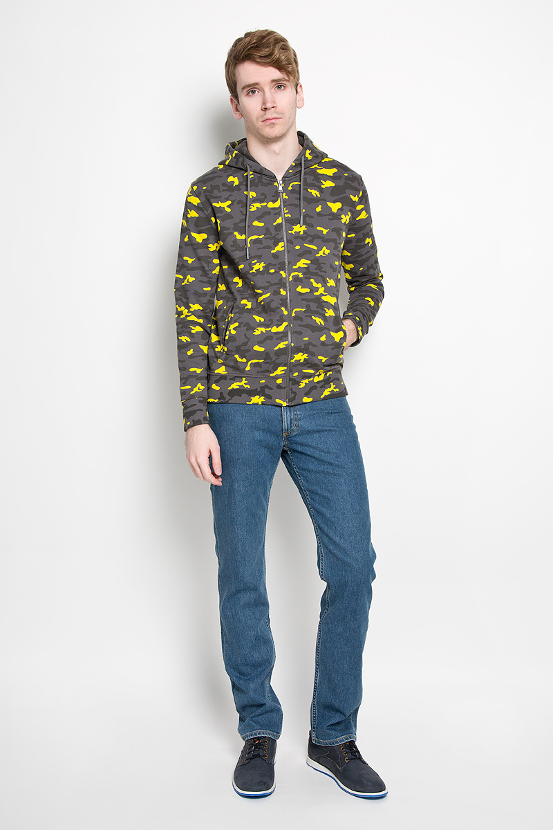Толстовка мужская Calvin Klein Jeans, цвет: темно-серый, желтый. J3IJ303874_0680. Размер L (48/50)93034-02 Толстовка мужская Calvin Klein Jeans, цвет: темно-серый, желтый. J3IJ303874_0680. Размер L (48/50)93034-02Стильная мужская толстовка Calvin Klein Jeans, изготовленная из натурального хлопка, необычайно мягкая и приятная на ощупь, не сковывает движения, обеспечивая наибольший комфорт.Толстовка с длинными рукавами и капюшоном спереди застегивается на застежку-молнию. Капюшон затягивается на кулиску. Рукава и низ изделия дополнены широкой трикотажной резинкой. Модель оформлена принтом камуфляж и спереди дополнена двумя прорезными карманами.Эта модная и в тоже время комфортная толстовка отличный вариант как для активного отдыха, так и для занятий спортом!