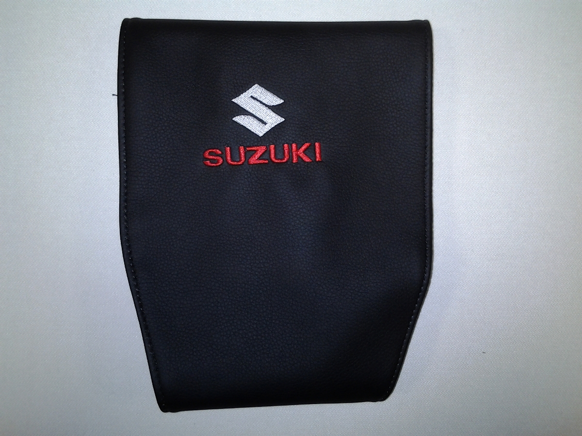 Чехол на подголовник Auto Premium SUZUKI, 2 шт67119 Чехол на подголовник Auto Premium SUZUKI, 2 шт67119Простая, эффектная и эффективная защита подголовника автомобиля. Накладка легко закрепляется вокруг подголовника и служит надежной защитой от загрязнения. В отличие от ткани экокожа более практичный, износостойкий и долговечный материал, такой чехол легко чистится влажной тряпкой.