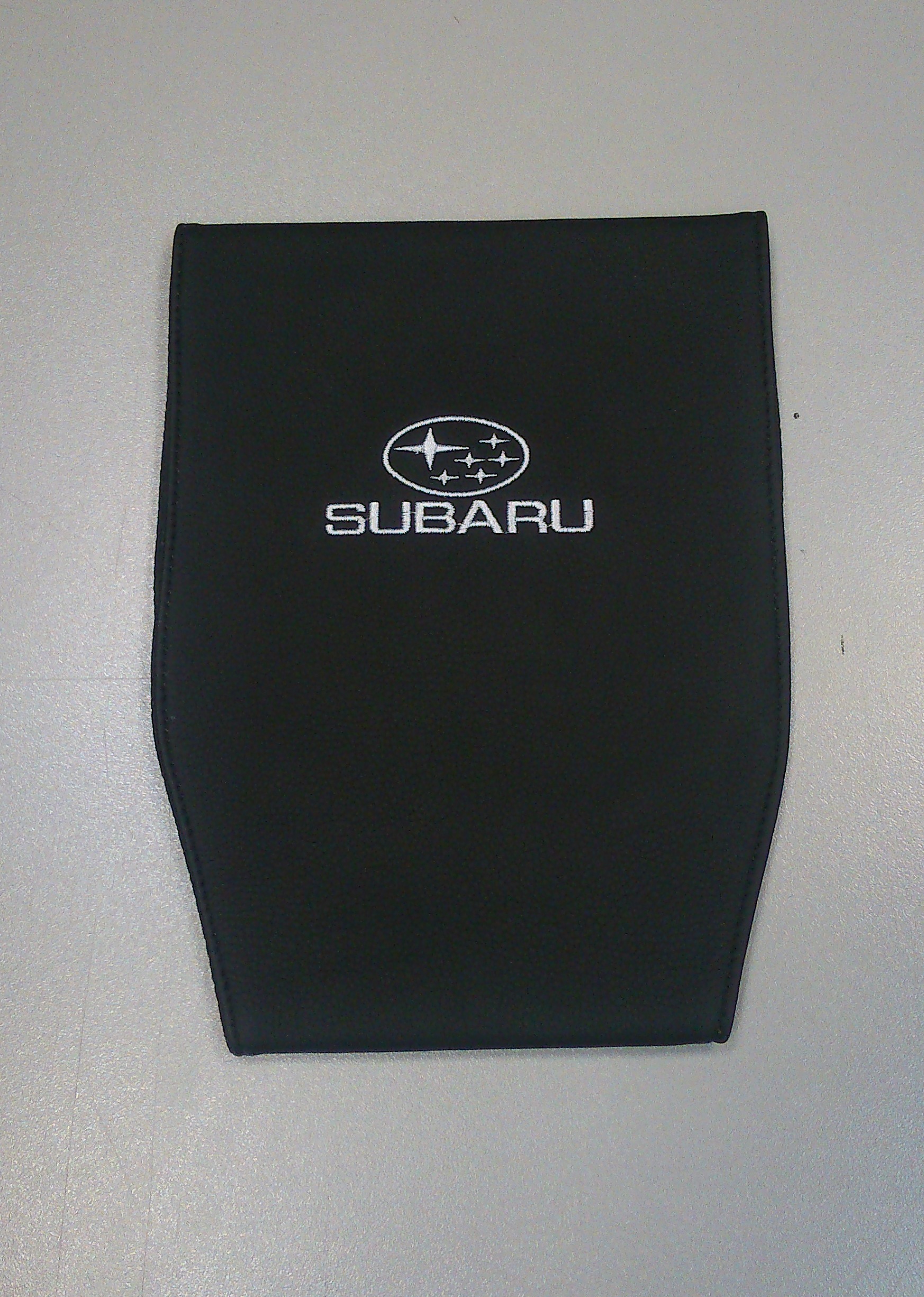 Чехол на подголовник Auto Premium Subaru, 2 шт67124 Чехол на подголовник Auto Premium Subaru, 2 шт67124Чехол Auto Premium Subaru - это простая, эффектная и эффективная защита подголовника автомобиля. Накладка легко закрепляется вокруг подголовника и служит надежной защитой от загрязнения. Экокожа это износостойкий и долговечный материал. Такой чехол легко чистится влажной тряпкой.