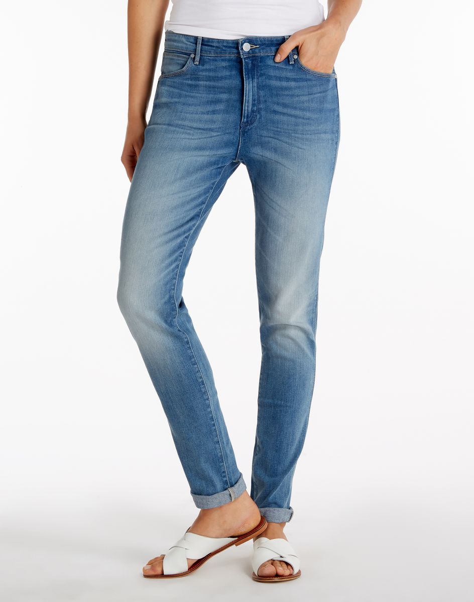 Джинсы женские Wrangler, цвет: синий. W26Q8972N. Размер 30-34 (46-34)W26Q8972N Джинсы женские Wrangler, цвет: синий. W26Q8972N. Размер 30-34 (46-34)W26Q8972NСтильные женские джинсы Wrangler выполнены хлопка с добавлением эластамультиэстера и эластана. Модель слегка зауженного книзу силуэта и стандартной посадки. Застегиваются джинсы на пуговицу и ширинку на застежке-молнии, также имеются шлевки для ремня. Спереди модель оформлена двумя втачными карманами и одним небольшим накладным кармашком, а сзади - двумя накладными карманами. Оформлено изделие эффектом потертости.