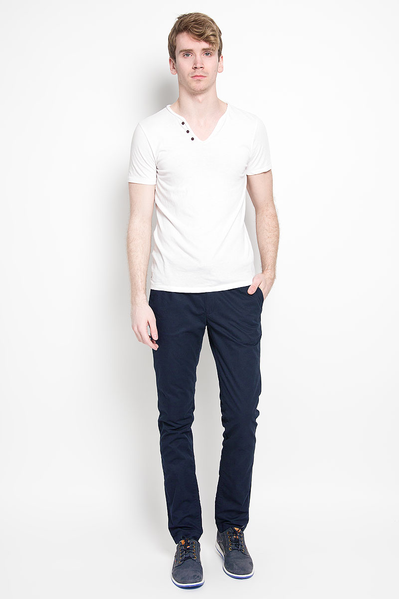 Брюки мужские Calvin Klein Jeans, цвет: темно-синий. J3EJ303550_4024. Размер 34 (52/54)141/04 Брюки мужские Calvin Klein Jeans, цвет: темно-синий. J3EJ303550_4024. Размер 34 (52/54)141/04Мужские брюки Calvin Klein Jeans станут модным дополнением к вашему гардеробу. Изготовленные из натурального хлопка, они мягкие и приятные на ощупь, не сковывают движения и позволяют коже дышать, обеспечивая комфорт. Брюки прямого кроя на поясе застегиваются на металлический крючок и имеют ширинку на застежке-молнии, а также шлевки для ремня и скрытый шнурок. Спереди у модели предусмотрены два втачных кармана, сзади - два прорезных кармана со светоотражающими элементами.Современный дизайн и расцветка делают эти брюки стильным предметом одежды, они отлично дополнят ваш образ и подчеркнут неповторимый стиль.