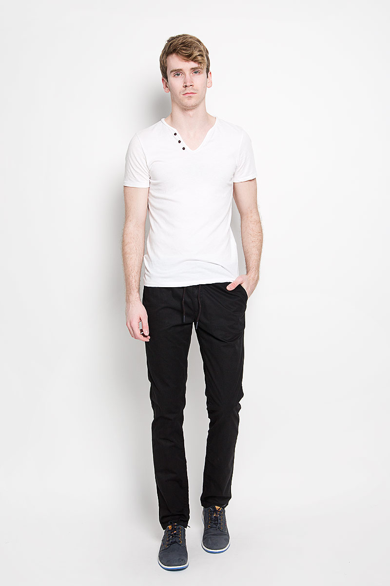 Брюки мужские Calvin Klein Jeans, цвет: черный. J3EJ303550_9654. Размер 34 (52/54)J3EJ303550_9654 Брюки мужские Calvin Klein Jeans, цвет: черный. J3EJ303550_9654. Размер 34 (52/54)J3EJ303550_9654Мужские брюки Calvin Klein Jeans станут модным дополнением к вашему гардеробу. Изготовленные из натурального хлопка, они мягкие и приятные на ощупь, не сковывают движения и позволяют коже дышать, обеспечивая комфорт. Брюки прямого кроя на поясе застегиваются на металлический крючок и имеют ширинку на застежке-молнии, а также шлевки для ремня и скрытый шнурок. Спереди у модели предусмотрены два втачных кармана, сзади - два прорезных кармана со светоотражающими элементами.Современный дизайн и расцветка делают эти брюки стильным предметом одежды, они отлично дополнят ваш образ и подчеркнут неповторимый стиль.