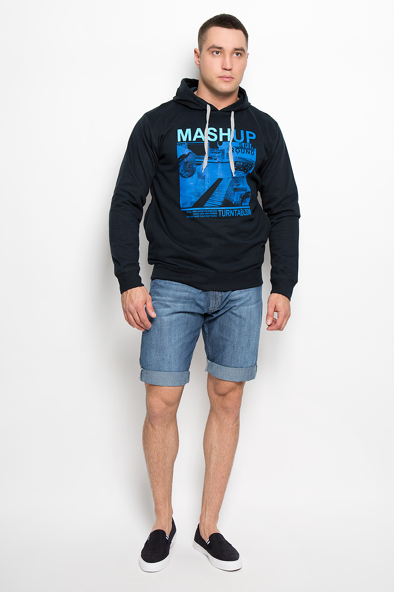 Толстовка мужская Karff, цвет: черный, синий. 93031-04. Размер XL (54)93031-04 Толстовка мужская Karff, цвет: черный, синий. 93031-04. Размер XL (54)93031-04Стильная мужская толстовка Karff, выполненная из натурального хлопка, идеально подойдет для активного отдыха или занятий спортом. Материал очень мягкий и приятный на ощупь, не сковывает движения и позволяет коже дышать. Лицевая сторона изделия гладкая, изнаночная с теплым и мягким начесом.Толстовка с капюшоном и длинными рукавами оформлена спереди принтом и надписями. Капюшон по краю дополнен затягивающимся шнурком. На рукавах имеются широкие манжеты. Снизу изделия предусмотрена трикотажная резинка. По бокам расположены два втачных кармана. Такая модель подарит вам комфорт в течение всего дня и послужит замечательным дополнением к вашему гардеробу.