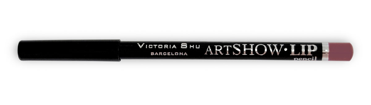 Victoria Shu Карандаш для губ Artshow №102955V15545 Victoria Shu Карандаш для губ Artshow №102955V15545Мягкая формула карандаша бережно очерчивает контур губ, придавая им идеальную форму и делая дальнейший макияж более стойким и ярким в течении дня. Невероятная сатиновая текстура в комбинации с натуральными восками способствуют комфортному нанесению текстуры на губы и обеспечивают контуру дополнительный уход и питание. Карандаш можно использовать, как контур для губ, а также наносить его и растушевывать по всей поверхности губ вместо губной помады.